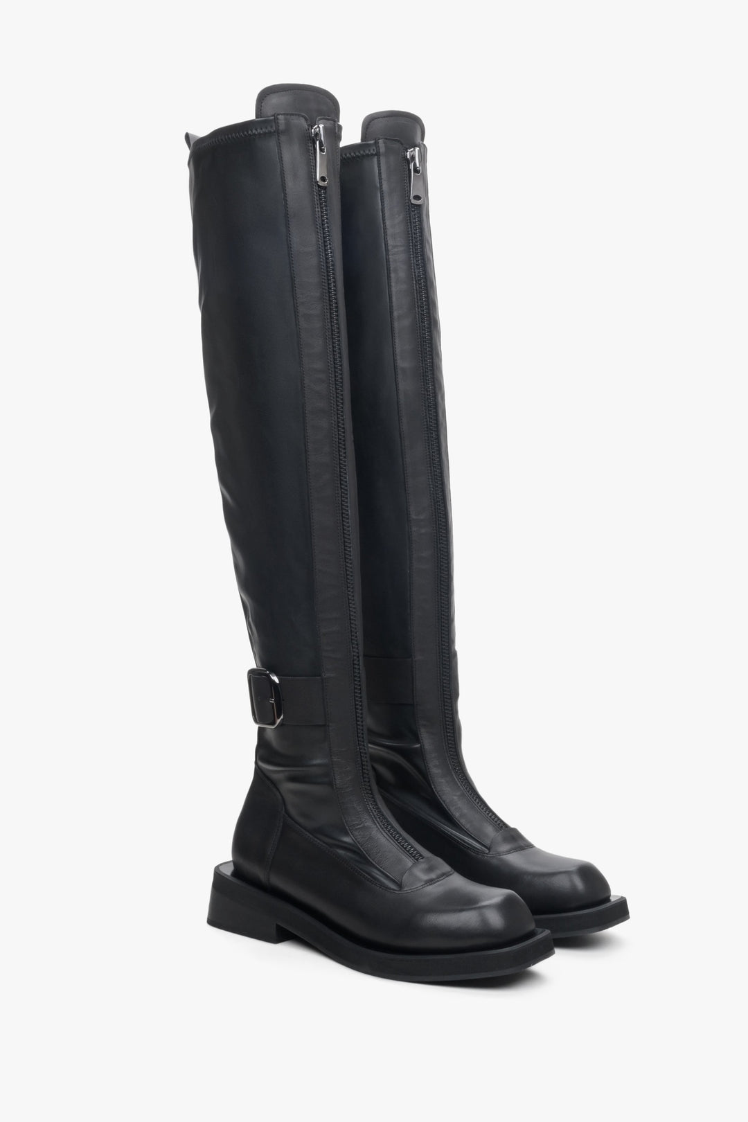 Wysokie, skórzane kozaki damskie Estro w kolorze czarnym - zbliżenie na czubek i linię boczną butów.