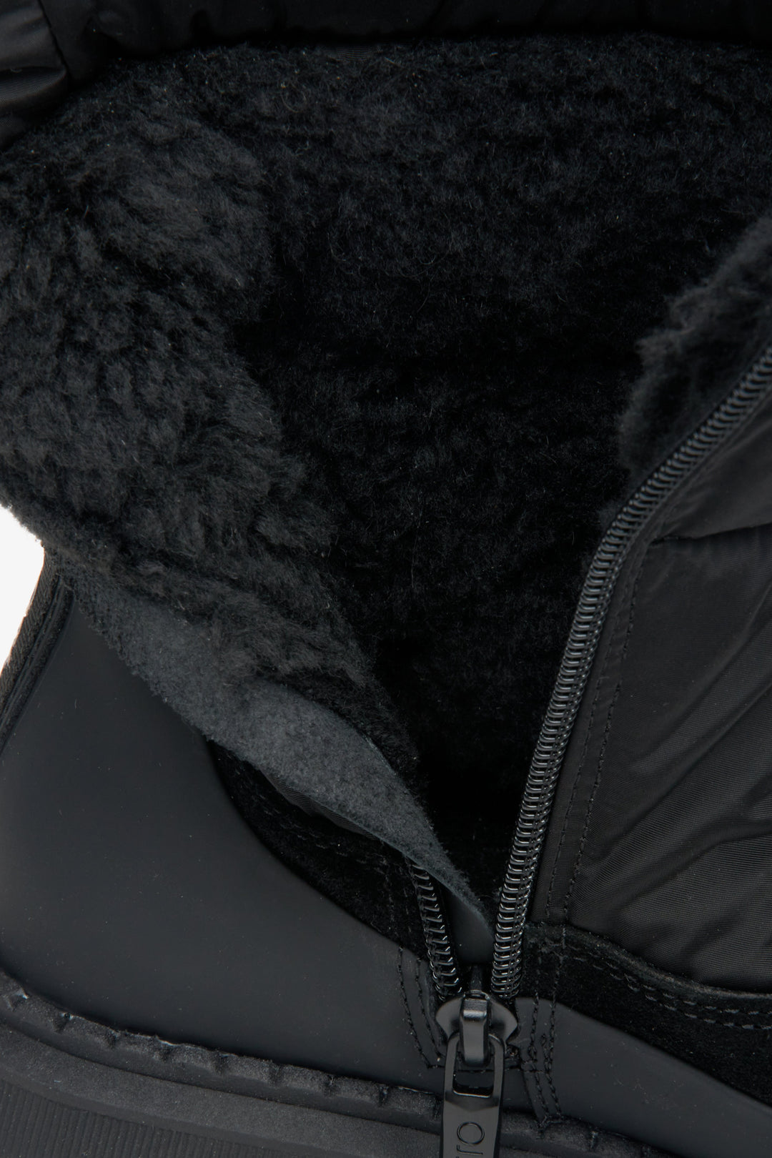Czarne botki damskie na zimę Estro z ociepleniem - zbliżenie na wnętrze buta.