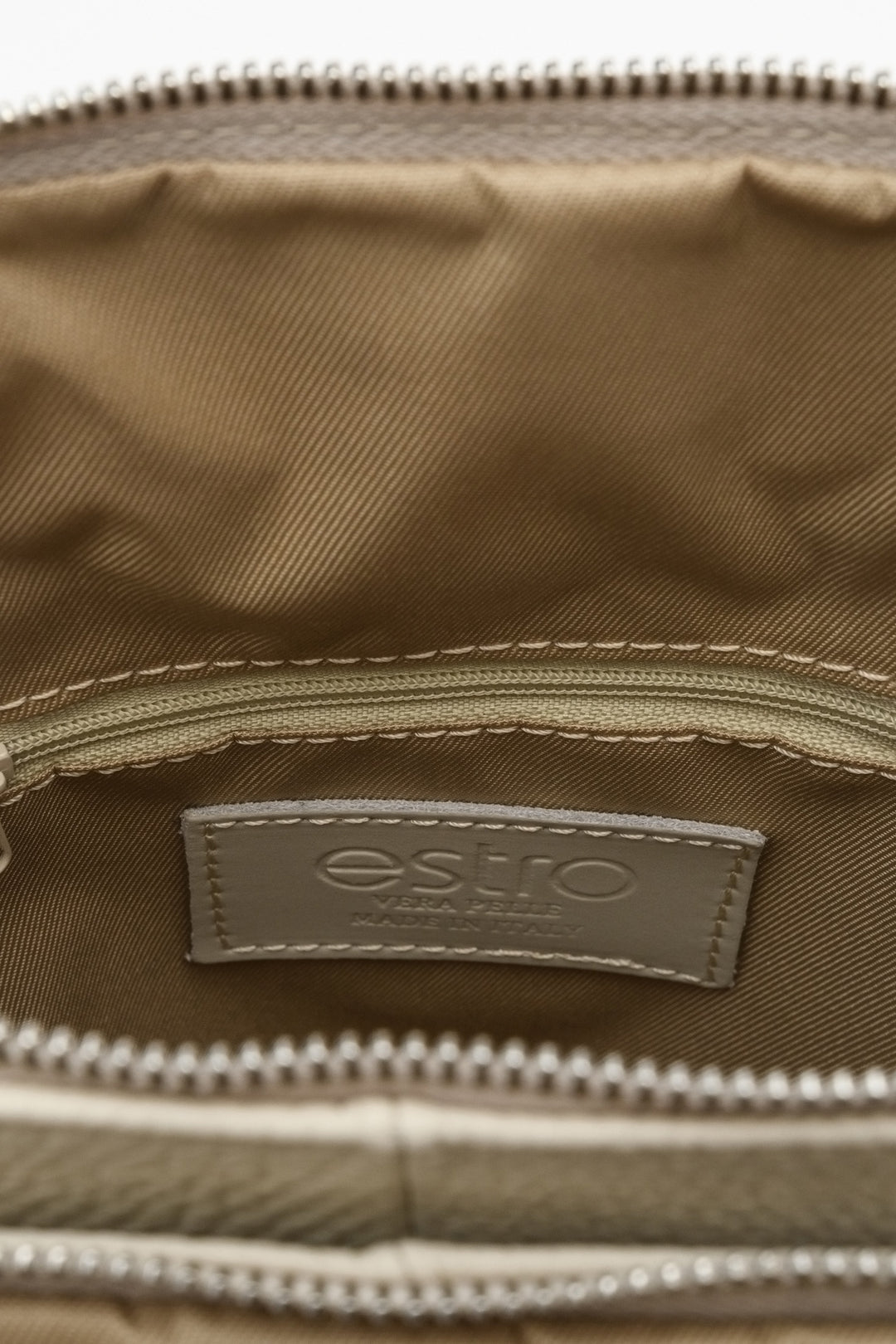 Jasnobeżowy plecak damski z licowej skóry naturalnej Estro produkowany we Włoszech - zbliżenie na detale.