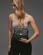 Mała czarna torebka damska ze złotym łańcuszkiem Estro ER00112088