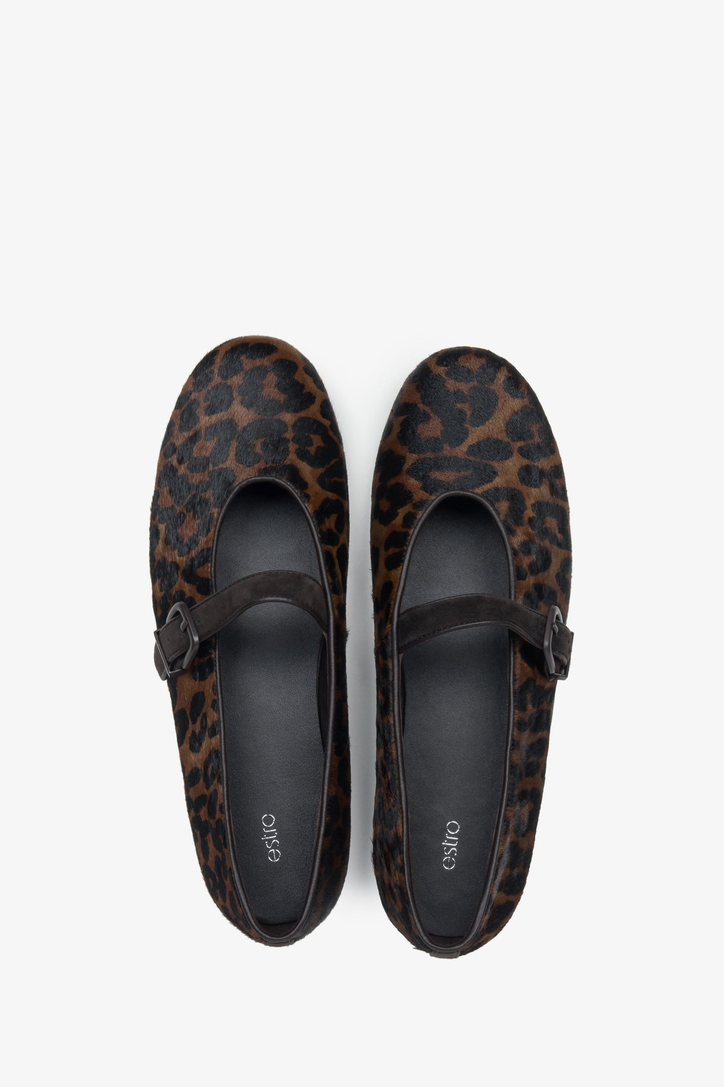 Wyjątkowe skórzane baleriny marki Estro, charakteryzujące się sprzączką ze wzorem w panterkę - prezentacja z góry.