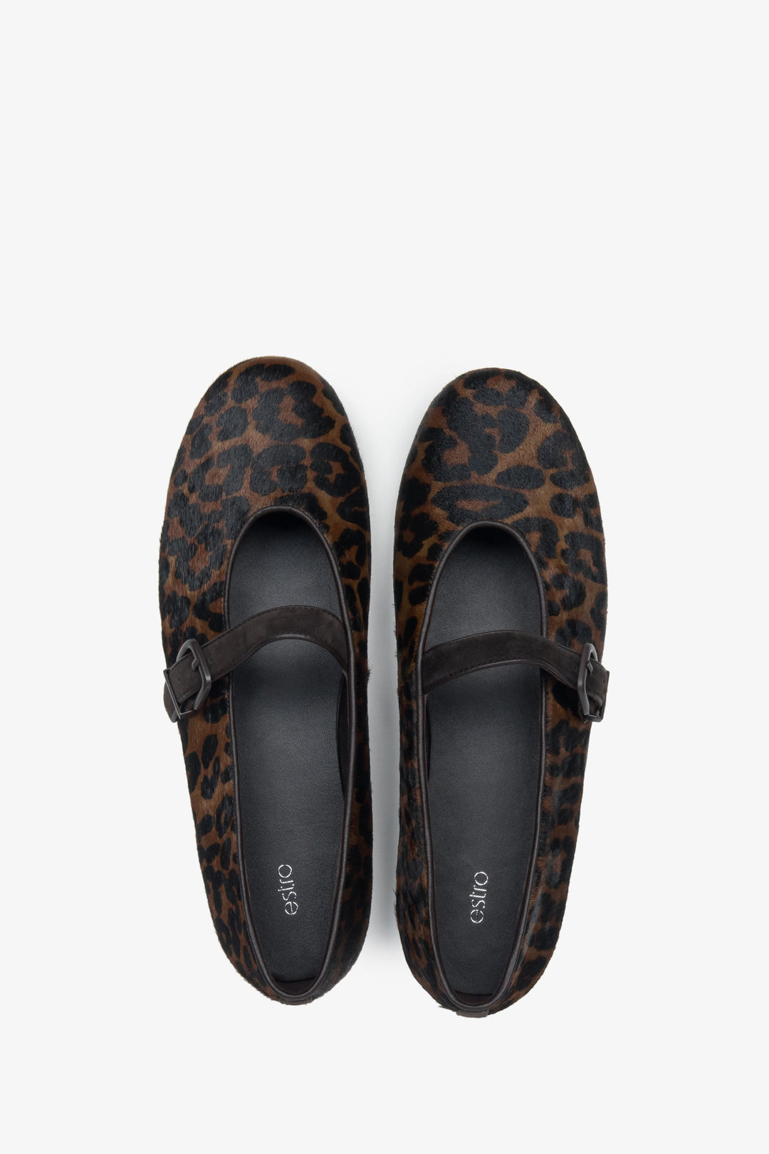 Wyjątkowe skórzane baleriny marki Estro, charakteryzujące się sprzączką ze wzorem w panterkę - prezentacja z góry.