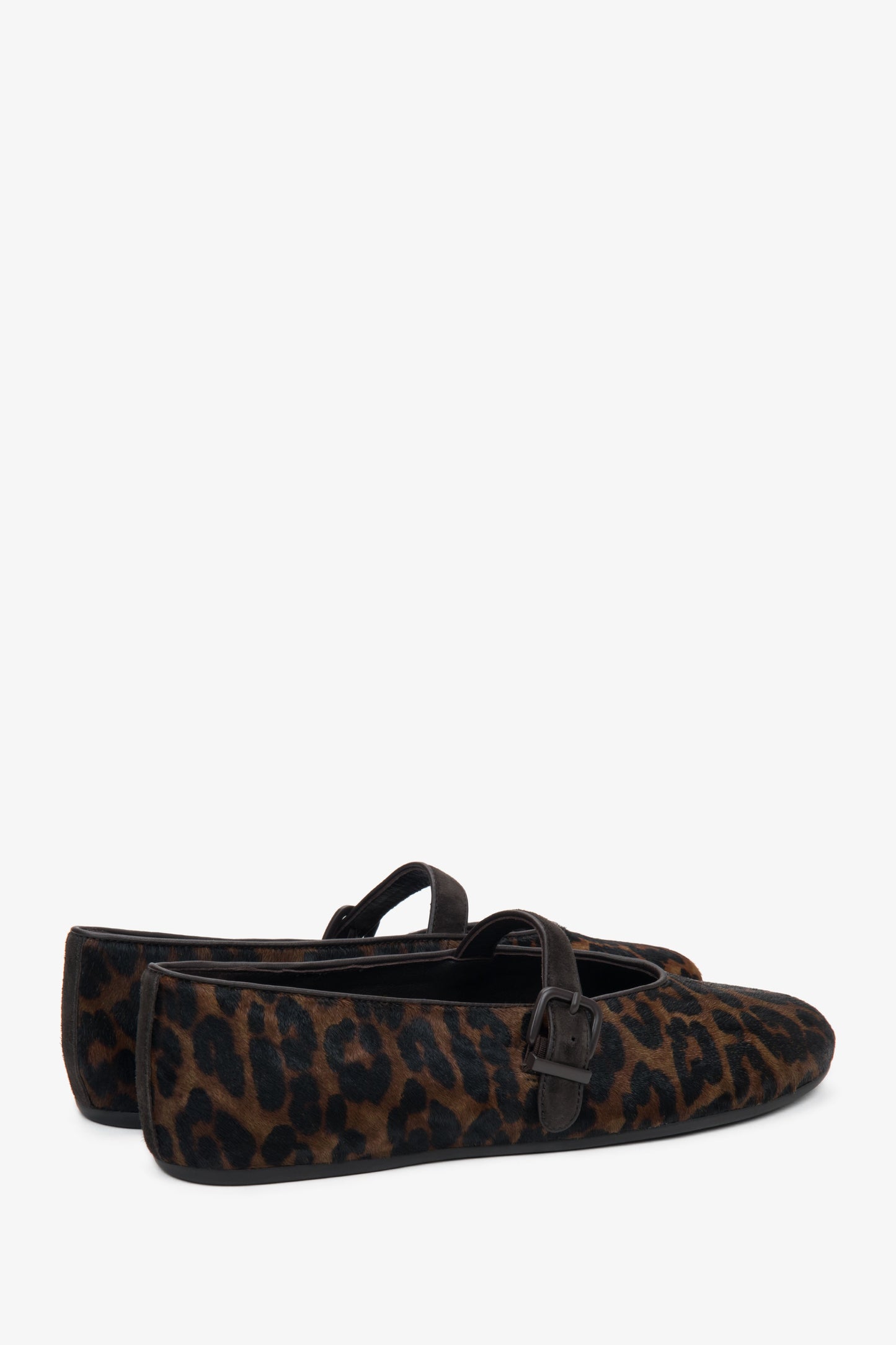 Modne baleriny damskie Estro, wykonane ze skóry naturalnej i wyróżniające się sprzączką ze wzorem w panterkę.