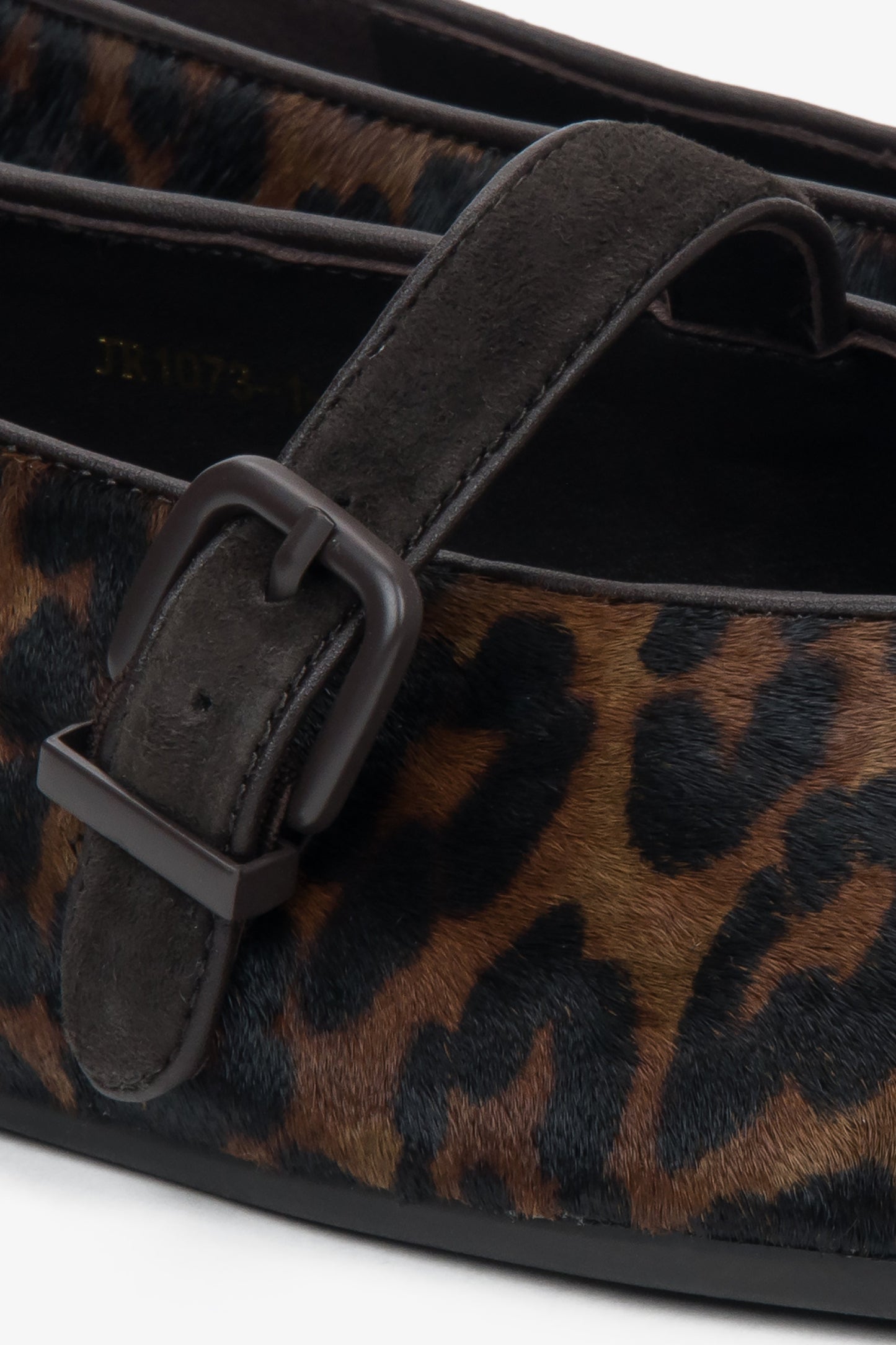 Skórzane baleriny damskie Estro w panterkę - zbliżenie na detale.