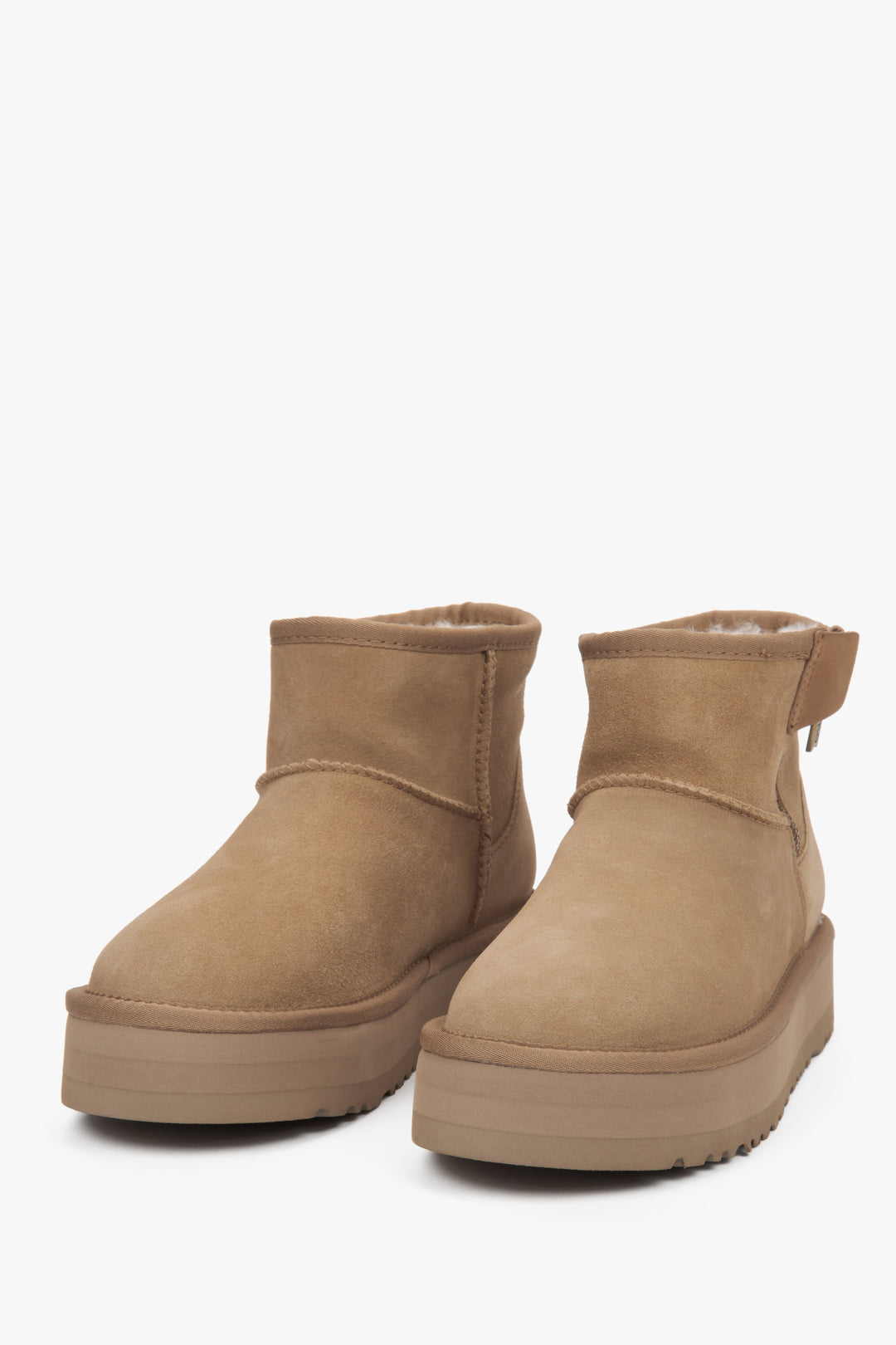 Beżowe śniegowce damskie – welur naturalny i ciepłe futro.