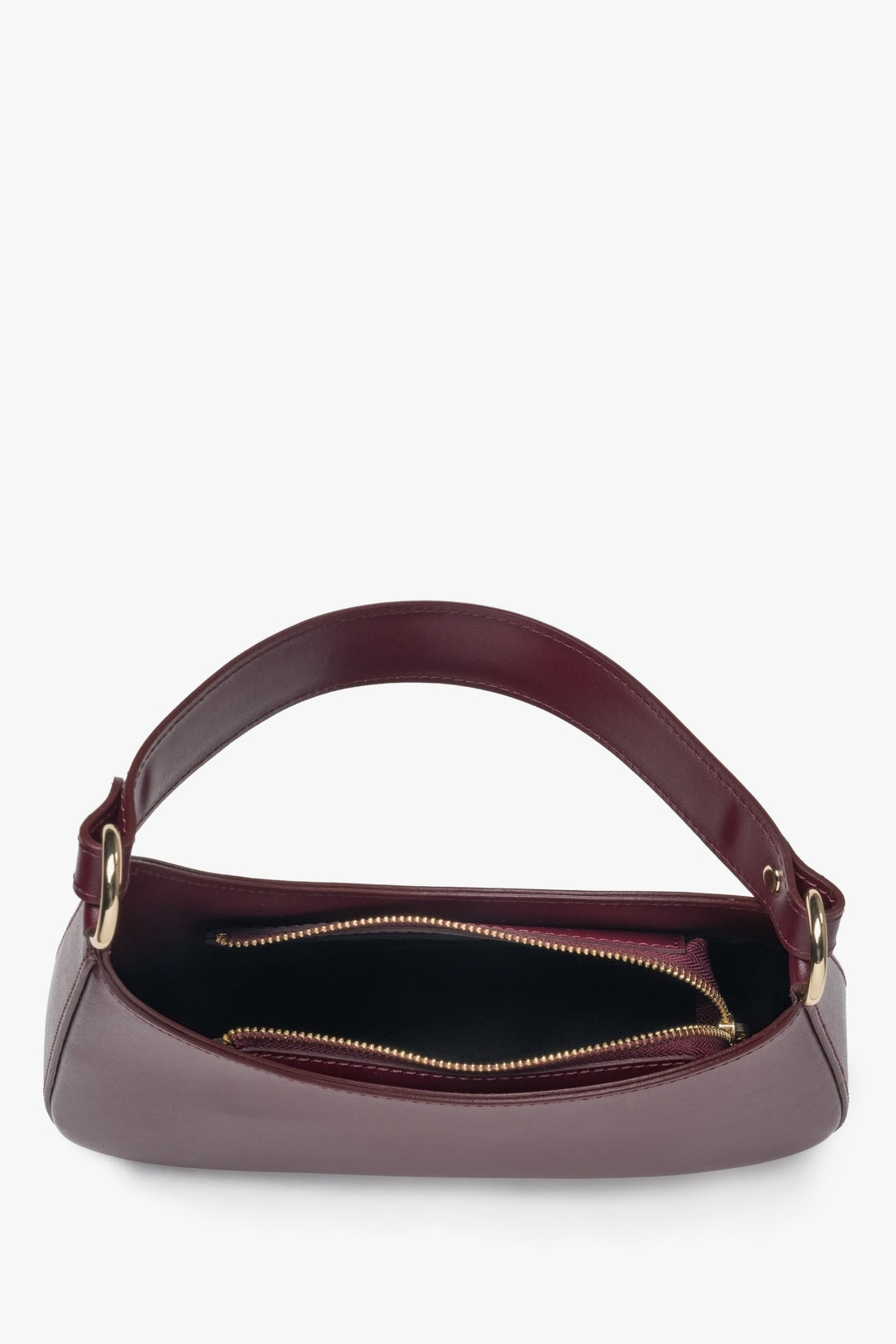 Damska torebka typu shoulder bag w kolorze bordowym z włoskiej skóry naturalnej - zbliżenie na wnętrze modelu.