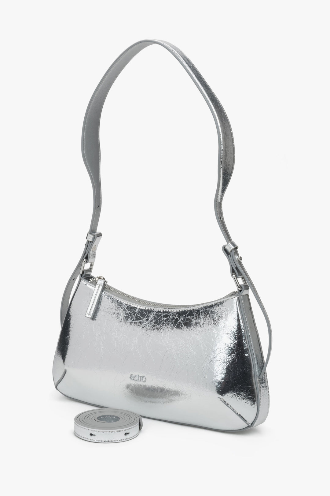 Damska skórzana torebka typu bagietka w kolorze srebrnym marki Estro.