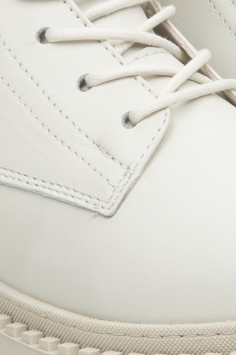 Botki damskie na zimę ze skóry naturalnej Estro z ociepleniem w kolorze jasnobeżowym - zbliżenie na detal