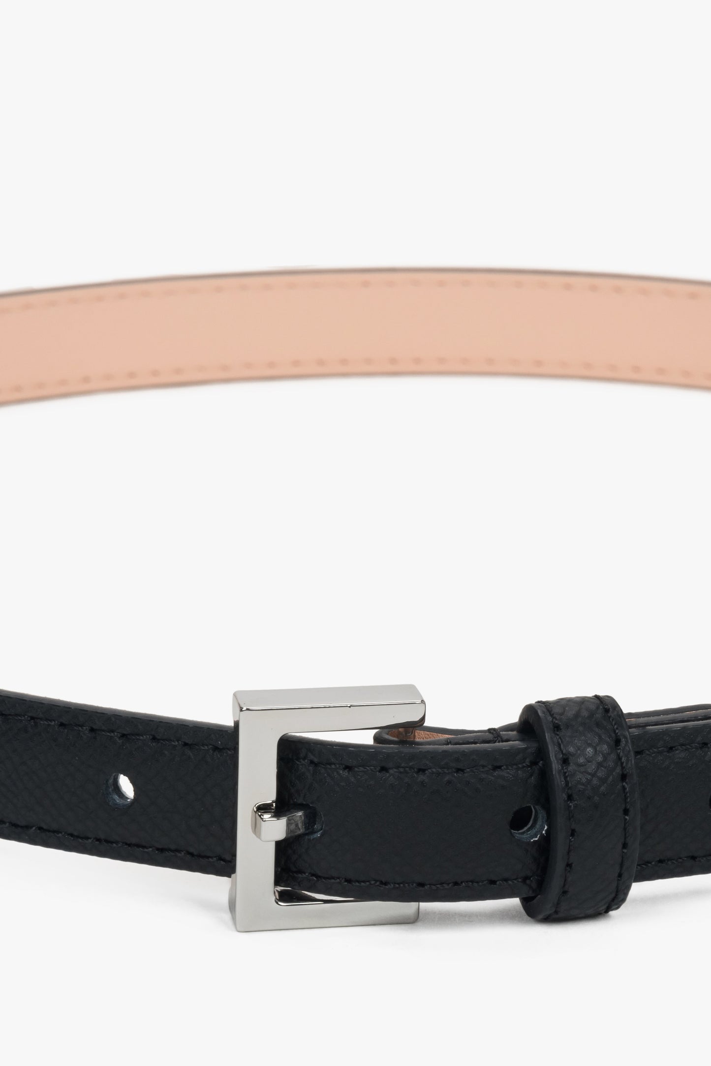 Czarny, subtelny pasek damski ze skóry naturalnej ze srebrnymi detalami.