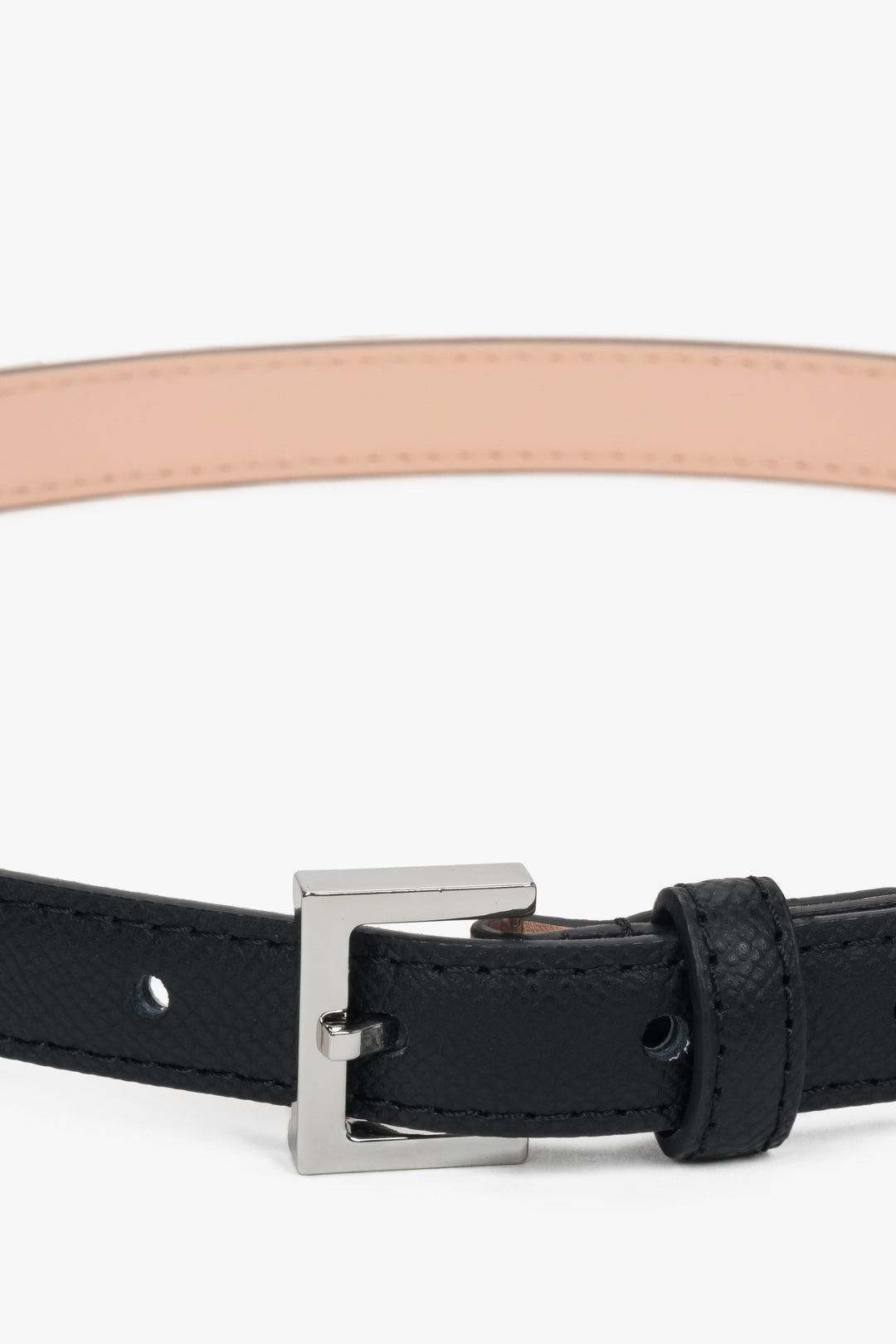 Czarny, subtelny pasek damski ze skóry naturalnej ze srebrnymi detalami.