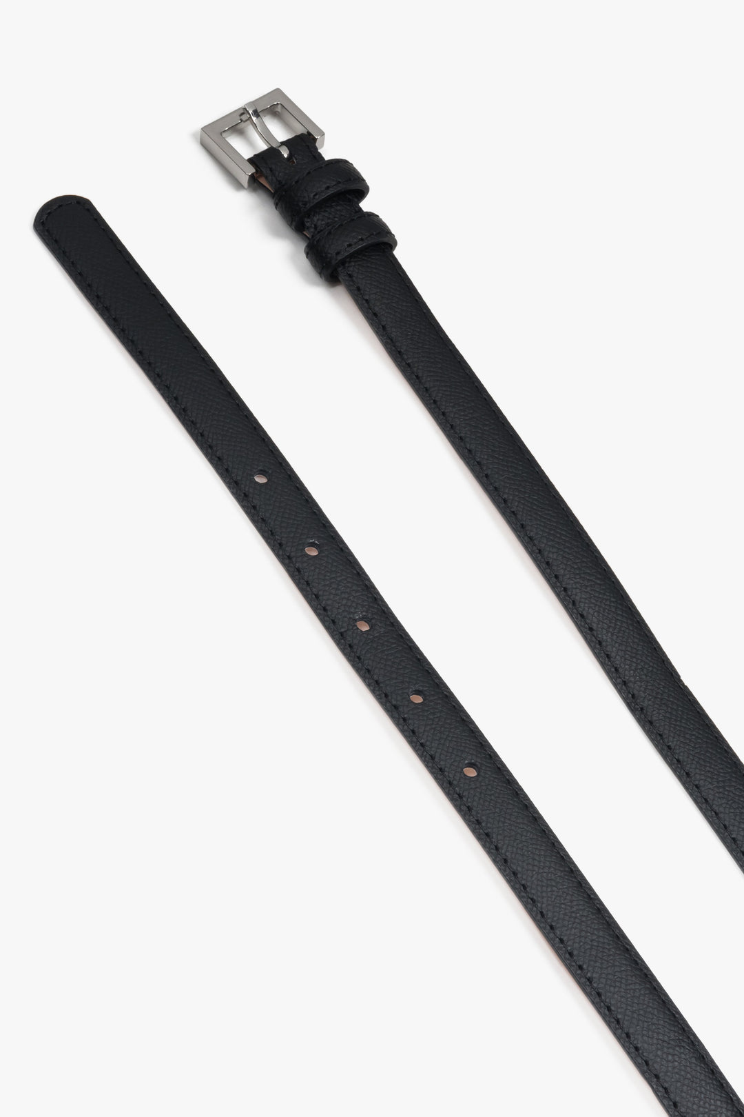 Damski, subtelny, czarny pasek ze skóry naturalnej ze srebrnymi detalami.