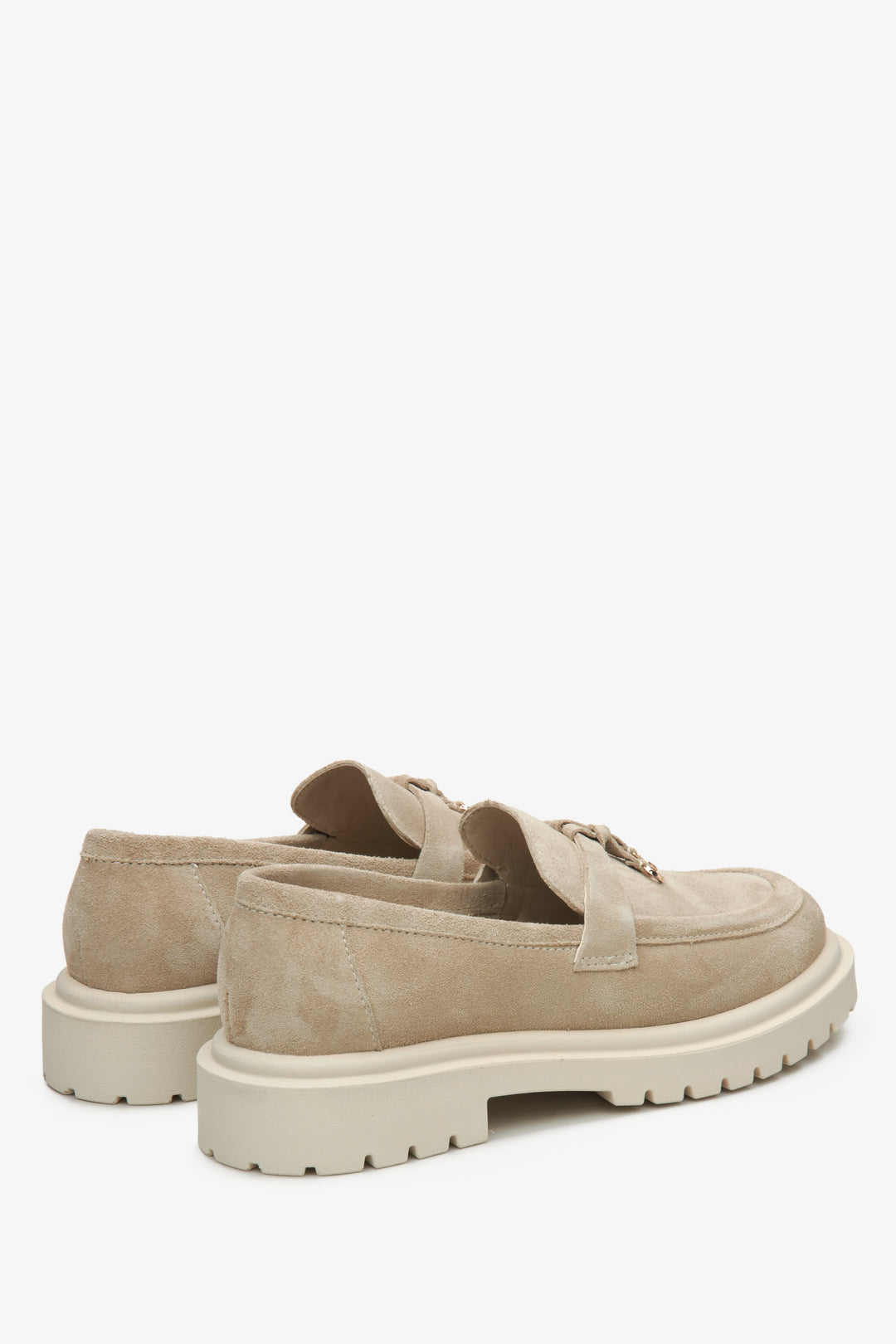 Damskie jasnobrązowe mokasyny z weluru naturalnego Estro - zbliżenie na zapiętek i linię boczną butów.