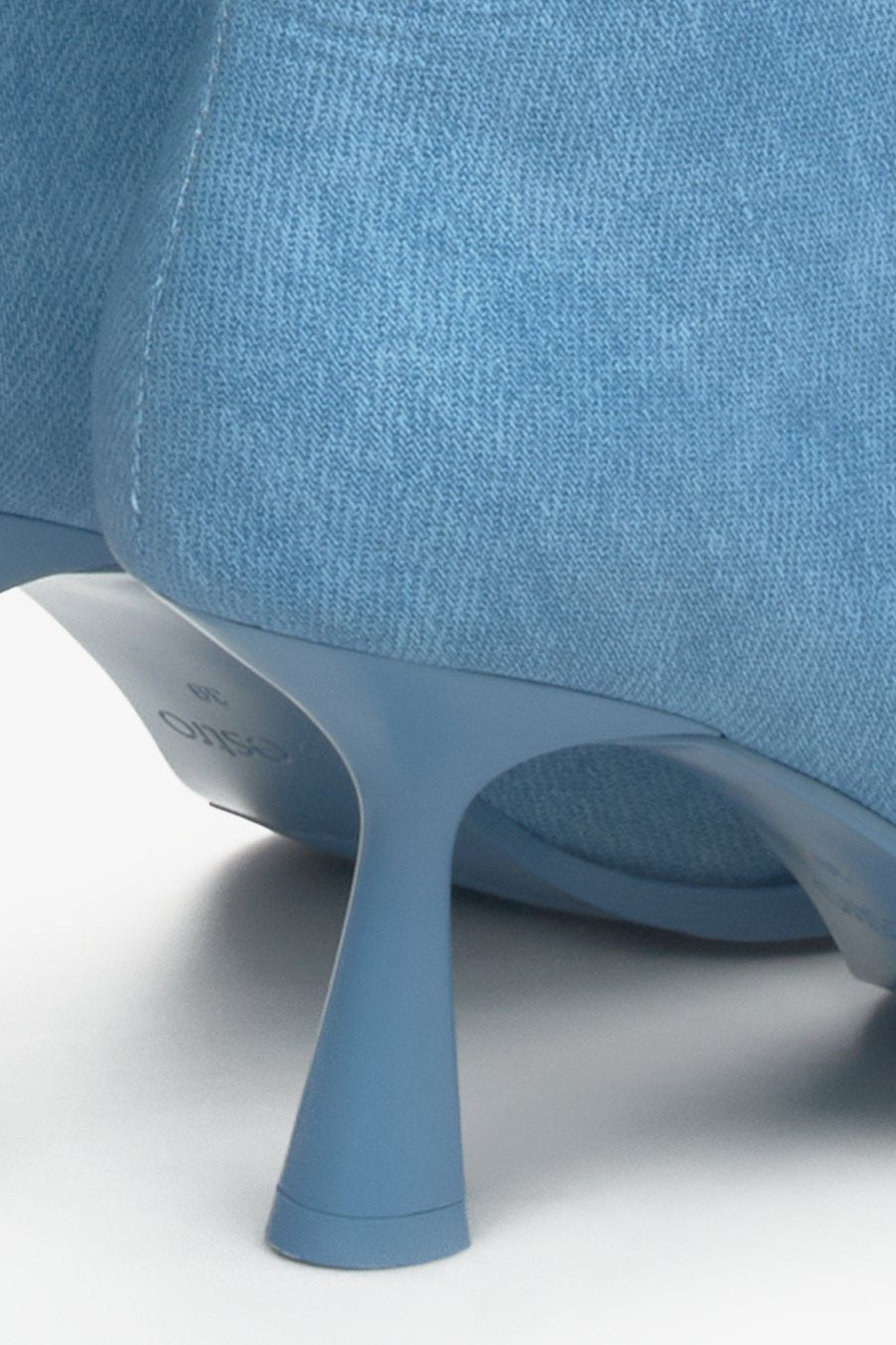 Kozaki damskie na szpilce niebieskie - zbliżenie na obcas.