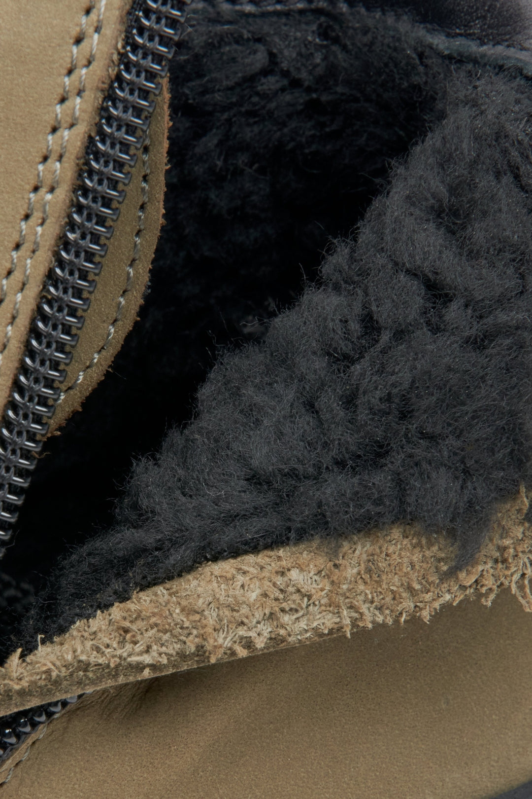 Męskie, ciemnozielone, wysokie trampki na zimę Estro - zbliżenie na miękki wsad buta.