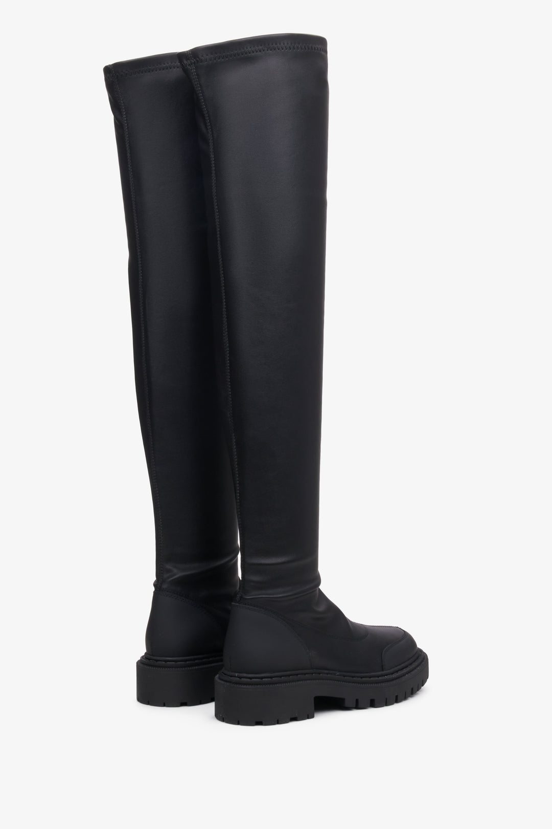 Skórzane, czarne, wysokie kozaki damskie Estro z elastyczną cholewą - zbliżenie na tył i linię boczną butów.