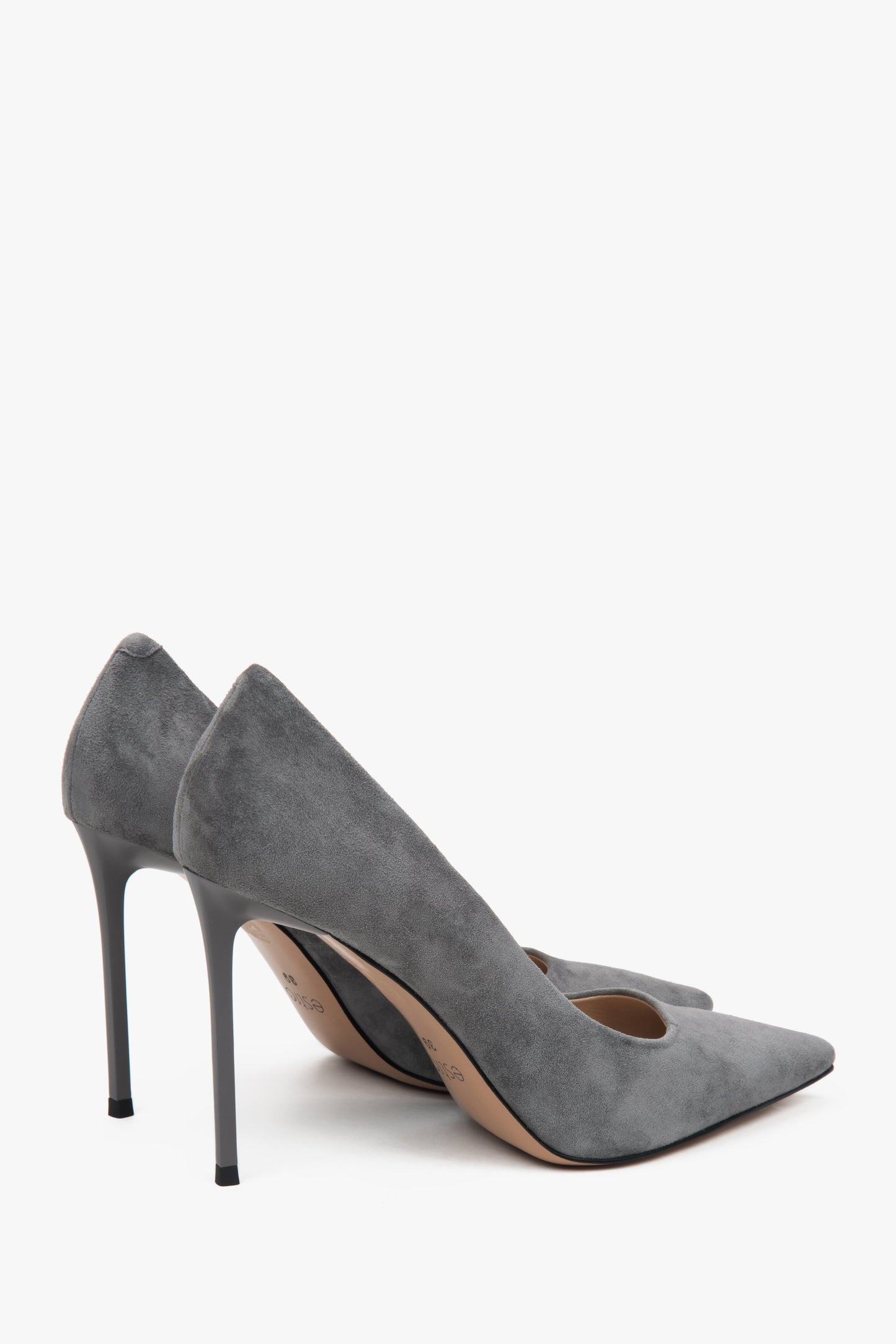 Eleganckie szare czółenka z weluru naturalnego na wysokim obcasie.