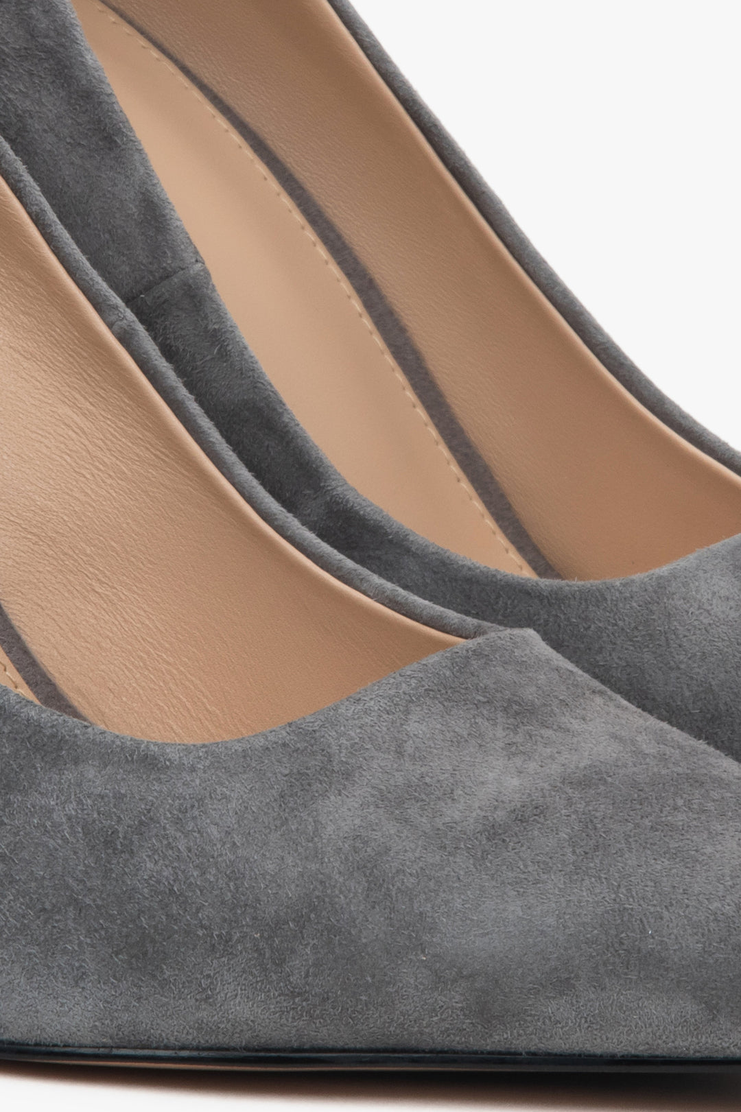 Welurowe czółenka damskie Estro w szarym odcieniu na obcasie - detale.