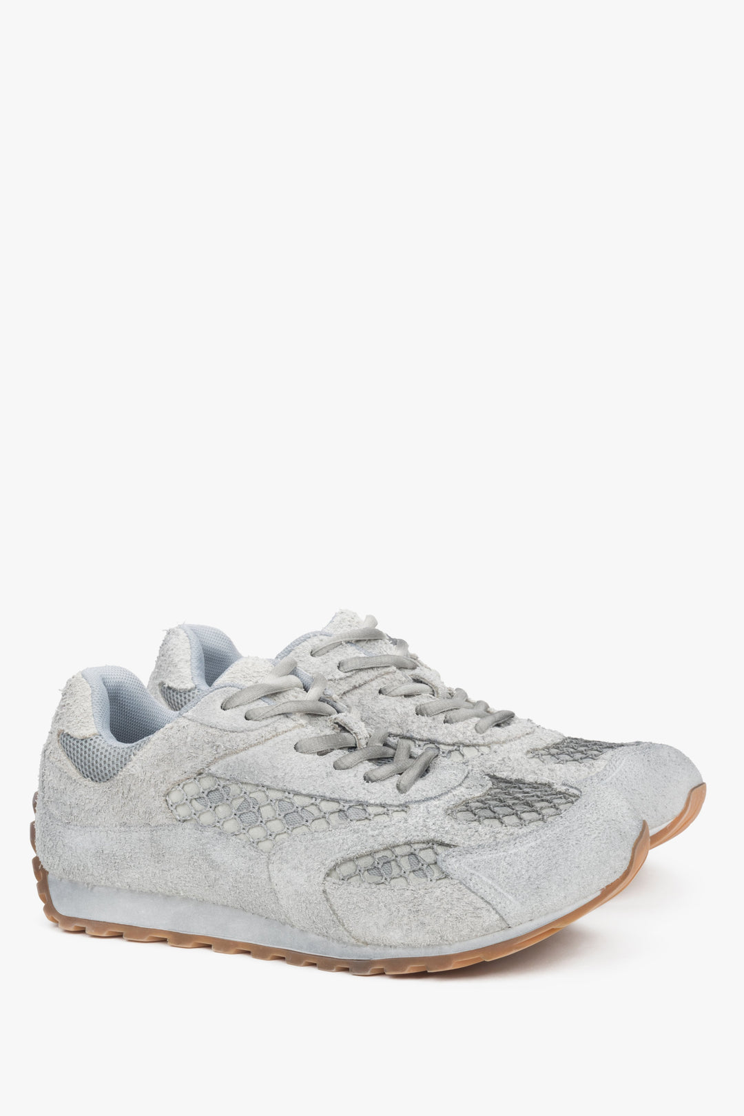 Szare trampki damskie z weluru naturalnego i miękkich tekstyliów.