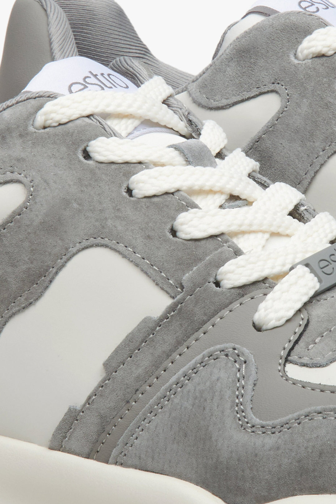 Sneakersy damskie ze skóry naturalnej i zamszu w kolorze szaro-białym Estro - detale.