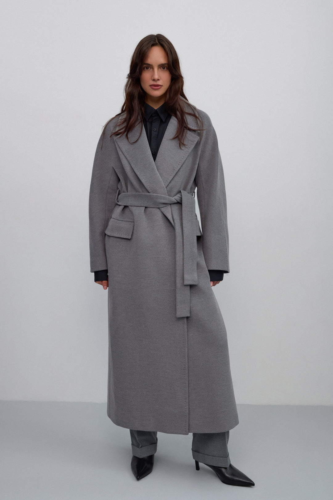 Szary płaszcz damski Estro ER00117898, do kostek, z wełną i szerokim kołnierzem.