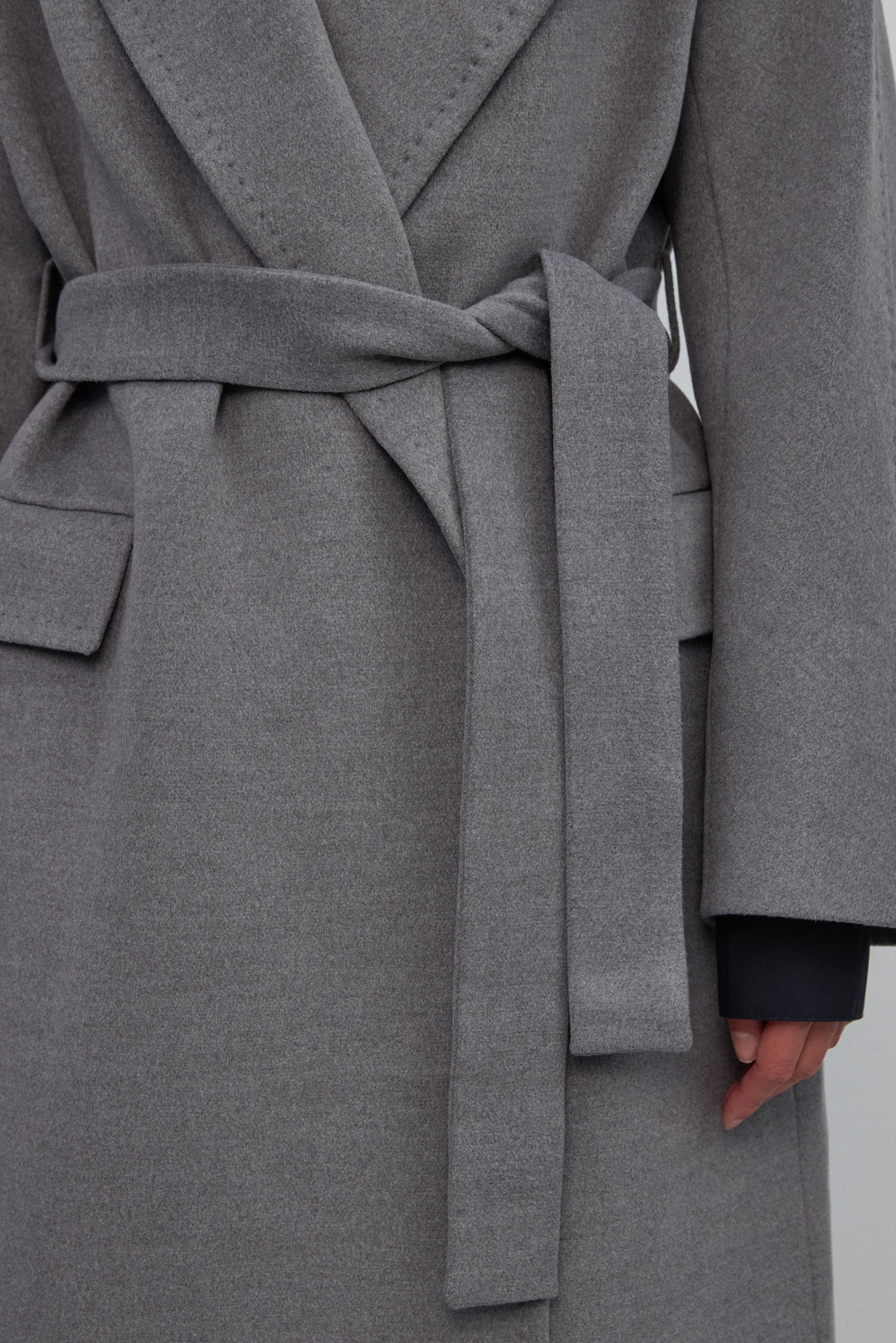 Szary płaszcz z wełny i wiskozy Estro - zbliżenie na pasek.