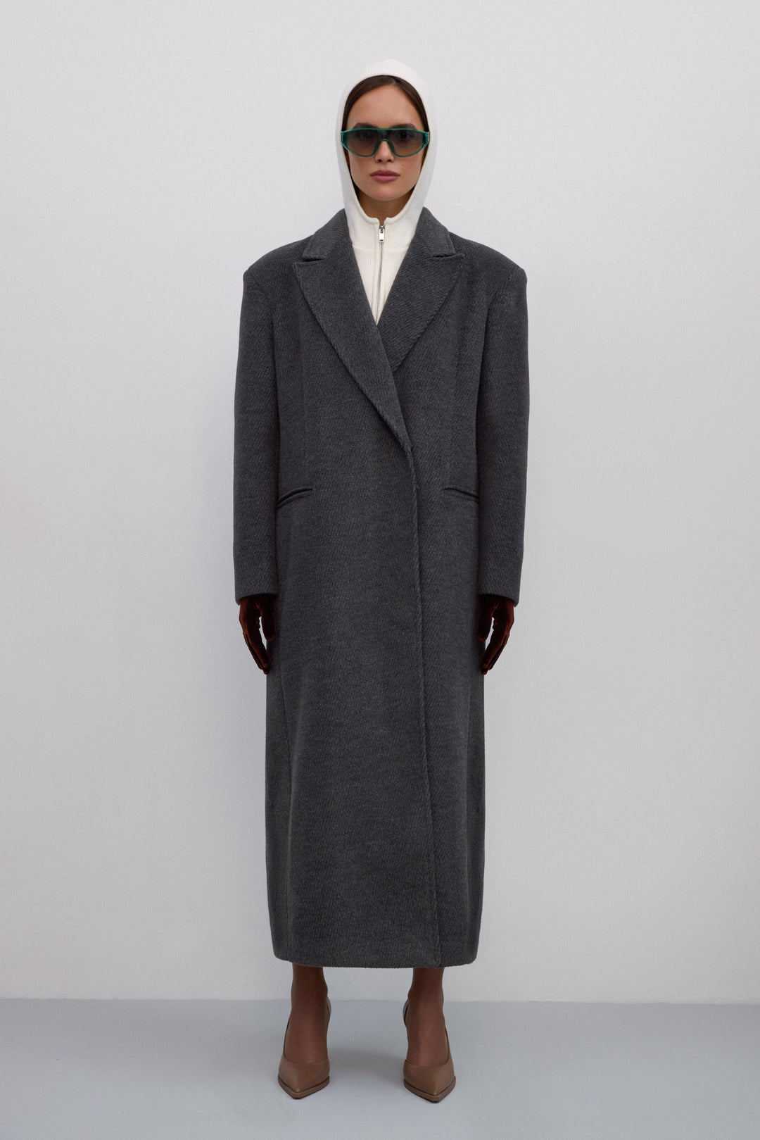 Szary płaszcz damski do kostek z wełny naturalnej i wiskozy Estro ER00117897.