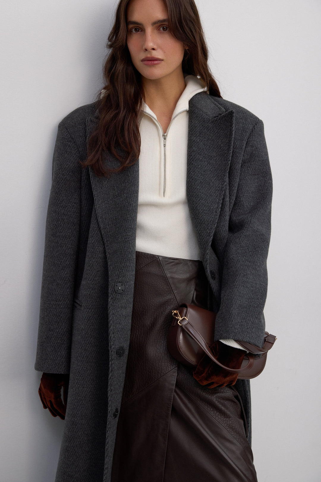 Szary damski płaszcz do kostek z wełny naturalnej i wiskozy Estro - prezentacja na modelce.