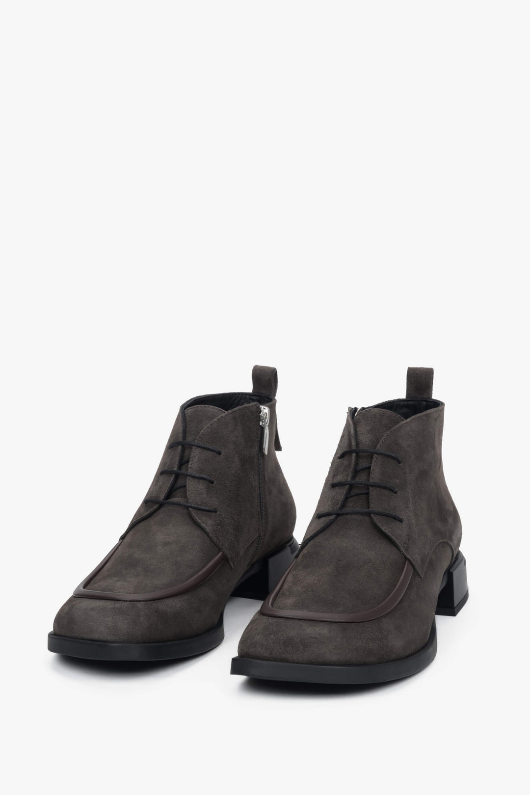 Damskie niskie, sznurowane botki z brązowego weluru naturalnego Estro ER00118240.