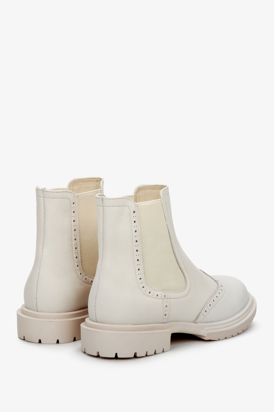 Beżowe krótkie sztyblety damskie ze skóry naturalnej na niskim obcasie ⠂Sklep Estro