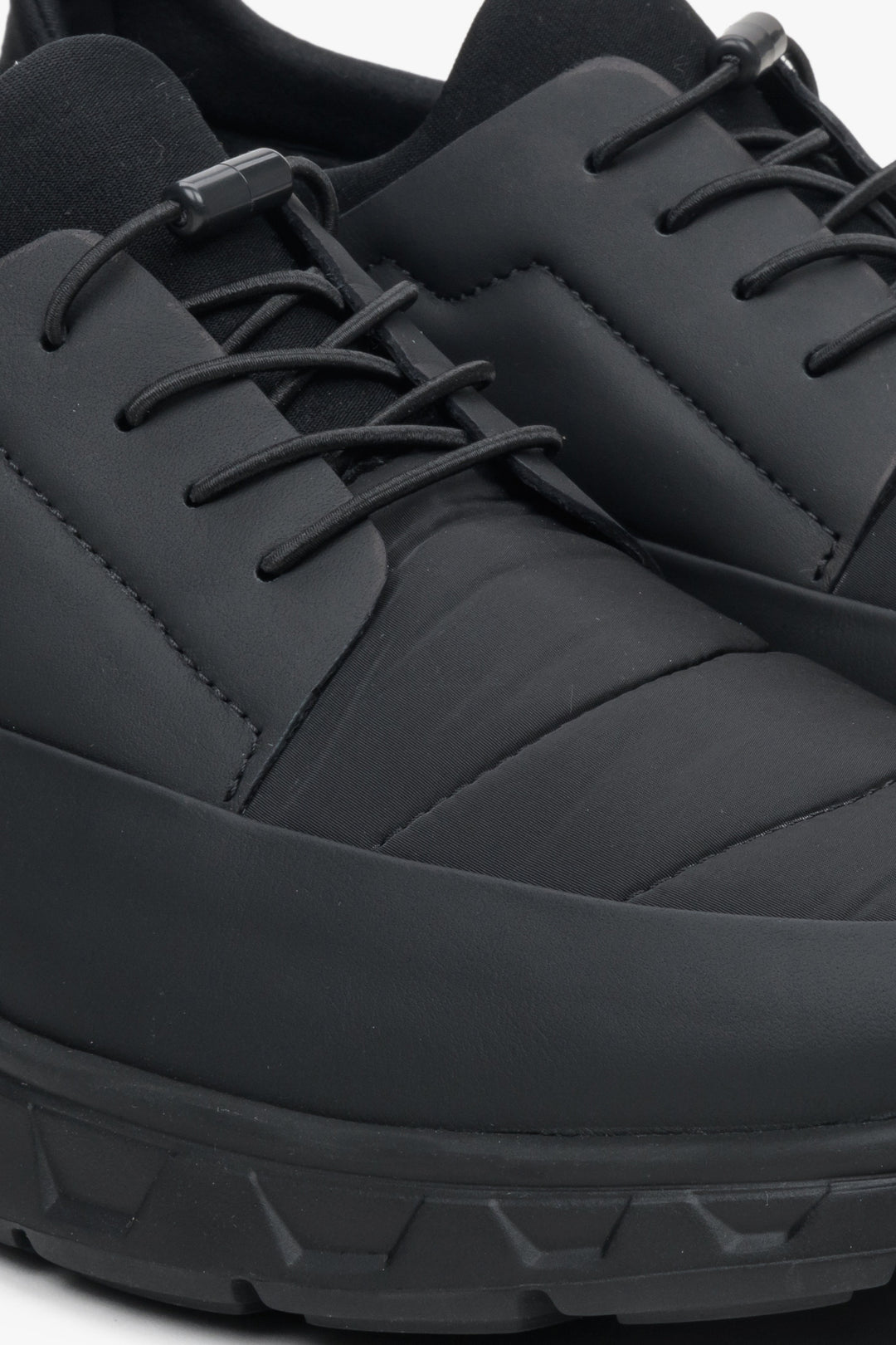Sneakersy męskie czarne z łączonych materiałów Estro  - zbliżenie na detal.
