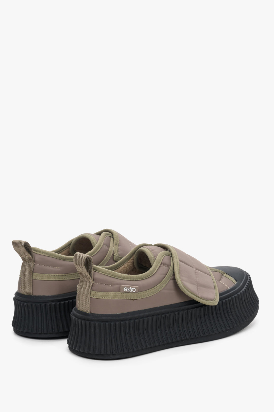 Miękkie i wygodne beżowo-czarne trampki damskie na rzep z tekstyliów Estro - zbliżenie na linię boczną i zapiętek.