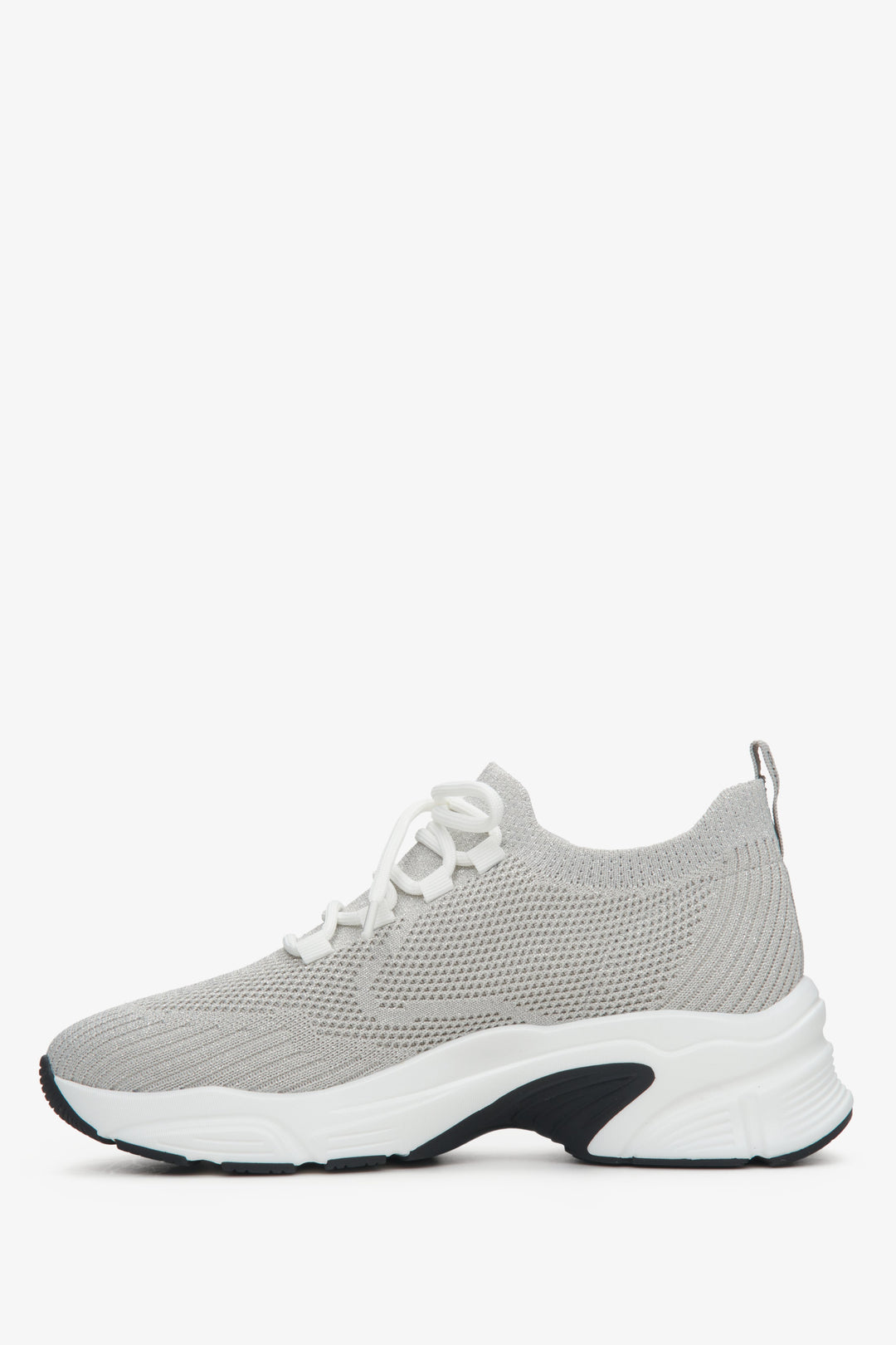 Sportowe sneakersy damskie na lato w kolorze szarym - profil.