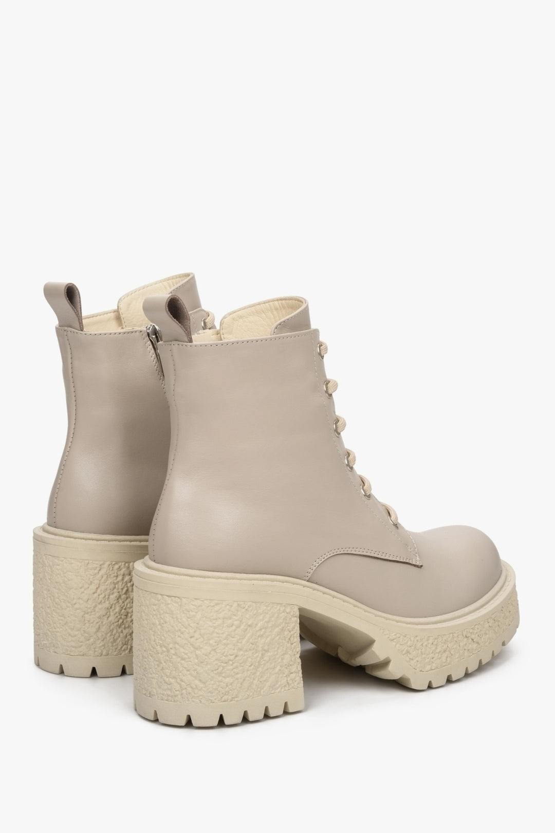 Beżowe botki damskie na obcasie z naturalnej skóry - zbliżenie na przyszwę boczną i tył buta.