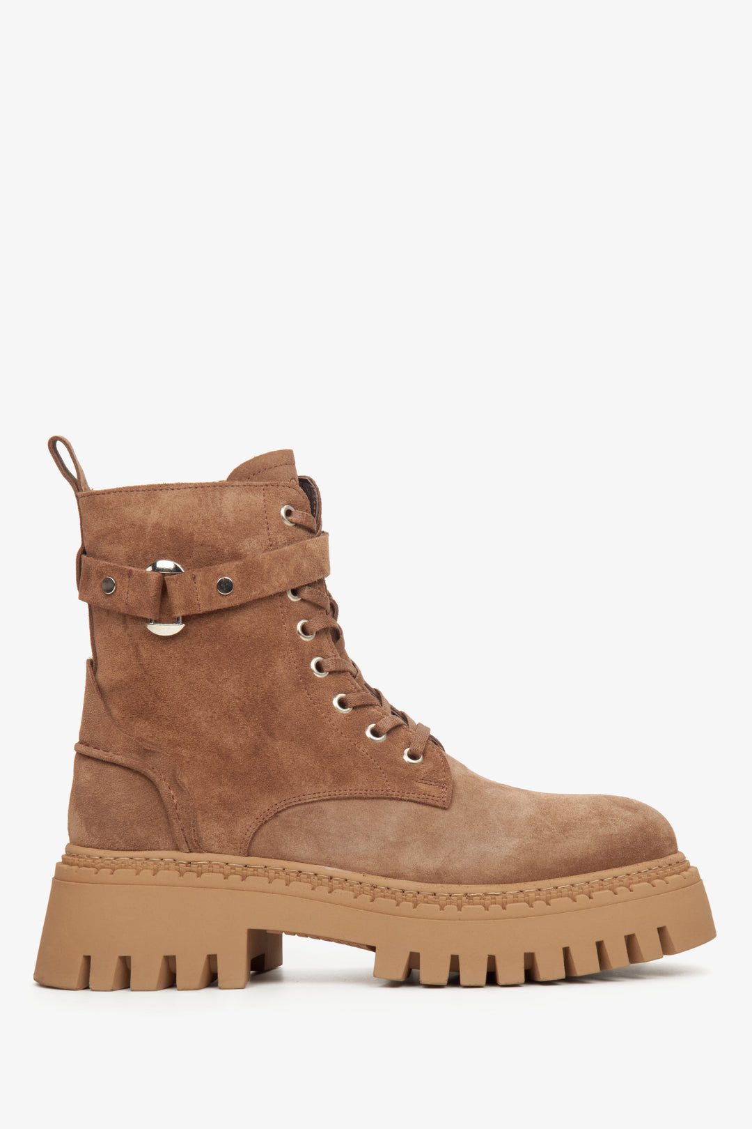 Welurowe botki damskie Estro w kolorze brązowym.