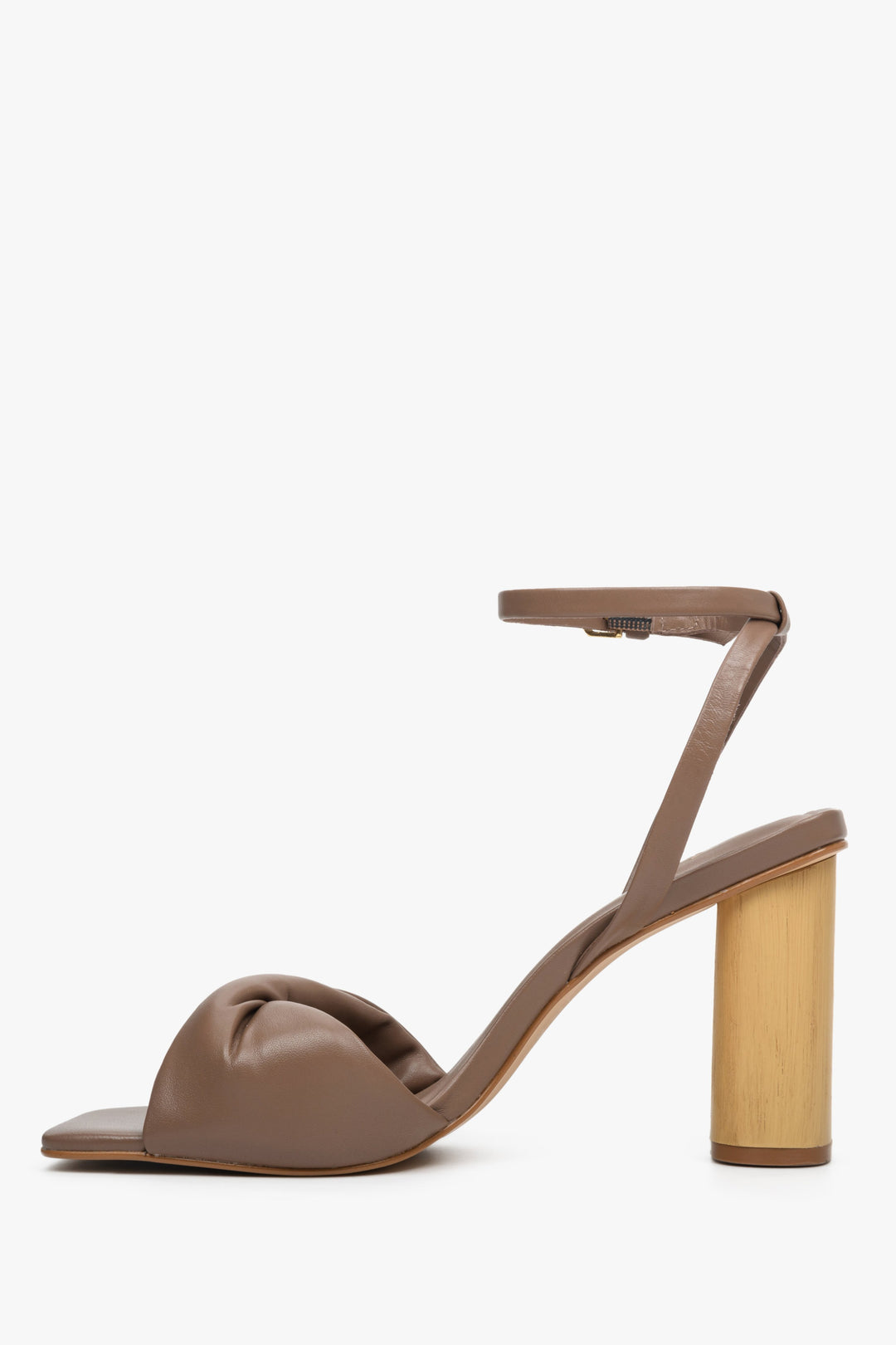 Damskie, skórzane sandały w kolorze brązowym na stabilnym słupku - profil buta.
