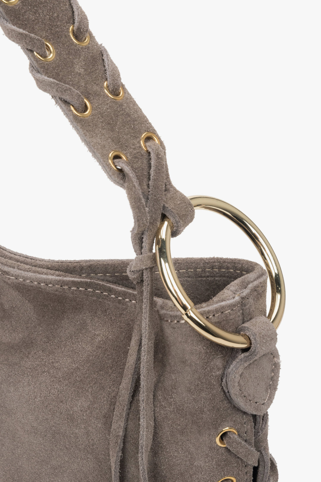 Beżowa torebka damska typu boho z plecioną rączką z włoskiego weluru naturalnego Premium - zbliżenie na detale.