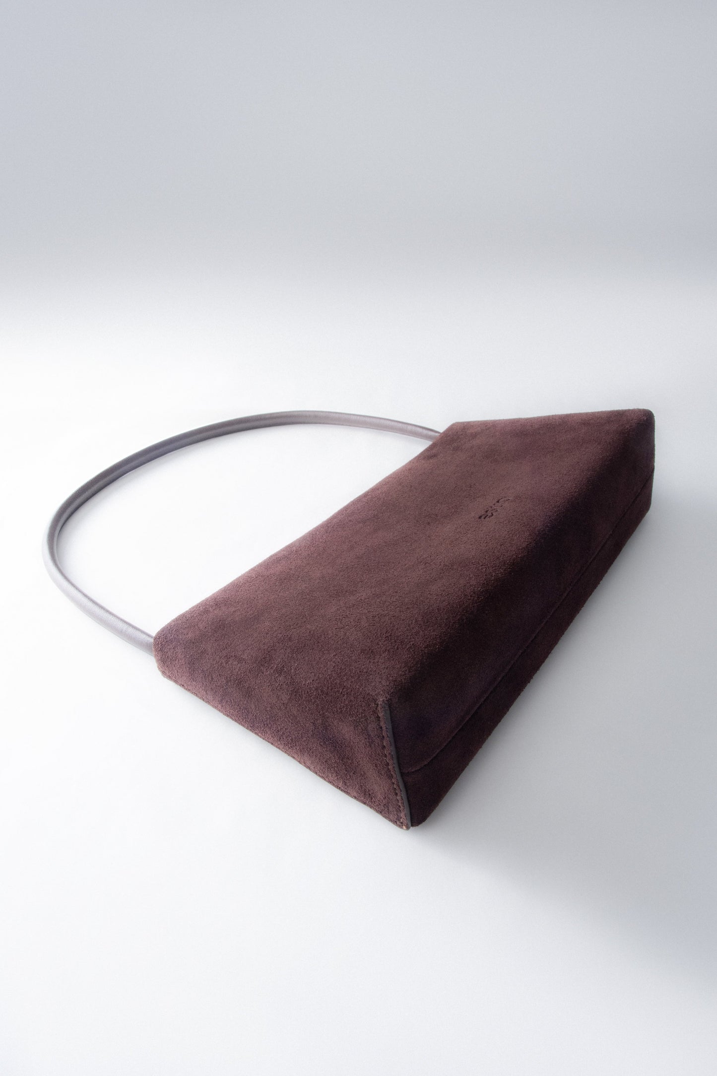 Ciemnobrązowa torebka damska na ramię z weluru naturalnego.