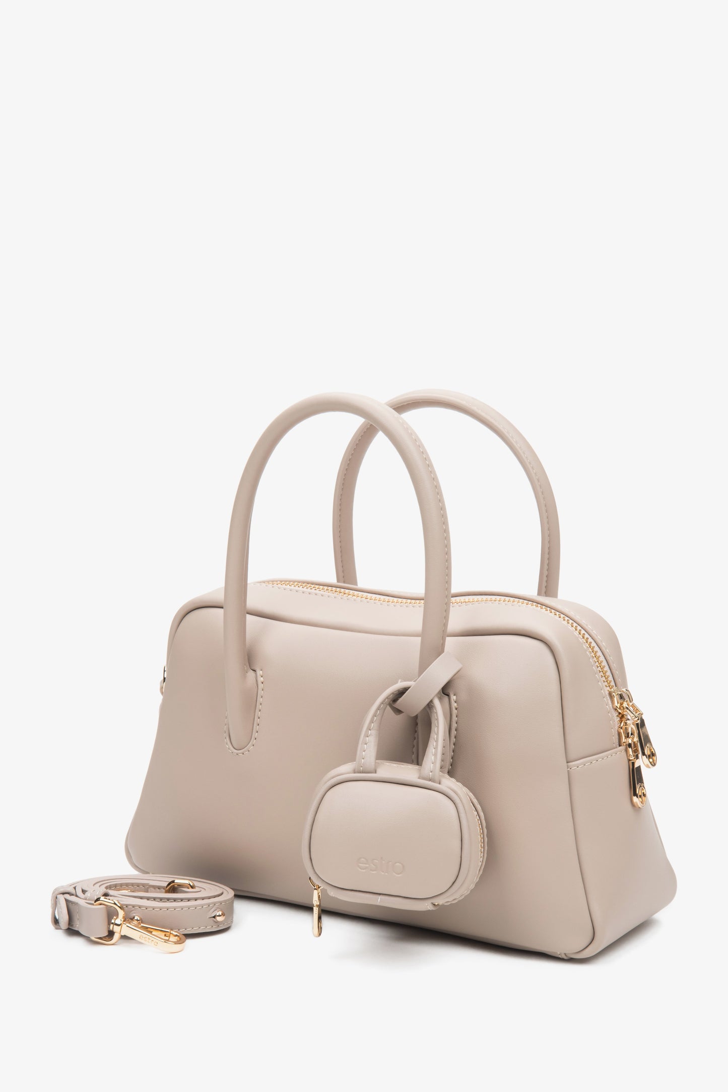 Torebka damska beżowa typu kuferek z dodatkowym paskiem i przenośną kieszonką.