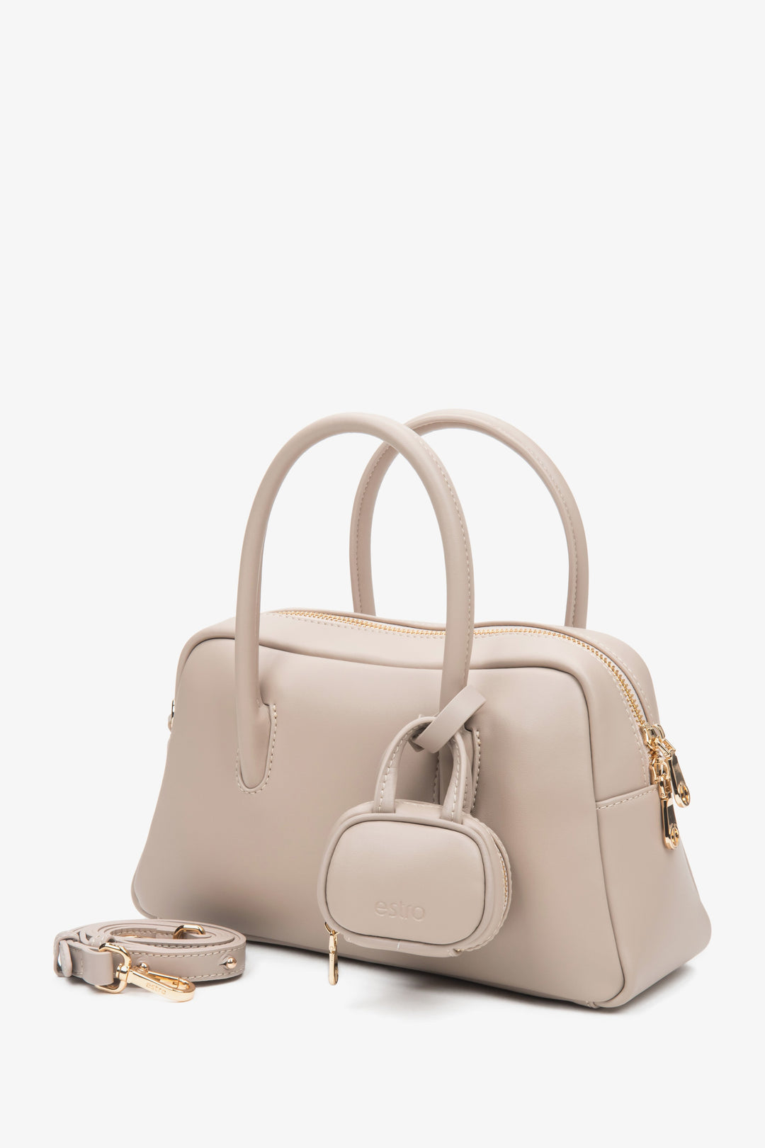 Torebka damska beżowa typu kuferek z dodatkowym paskiem i przenośną kieszonką.