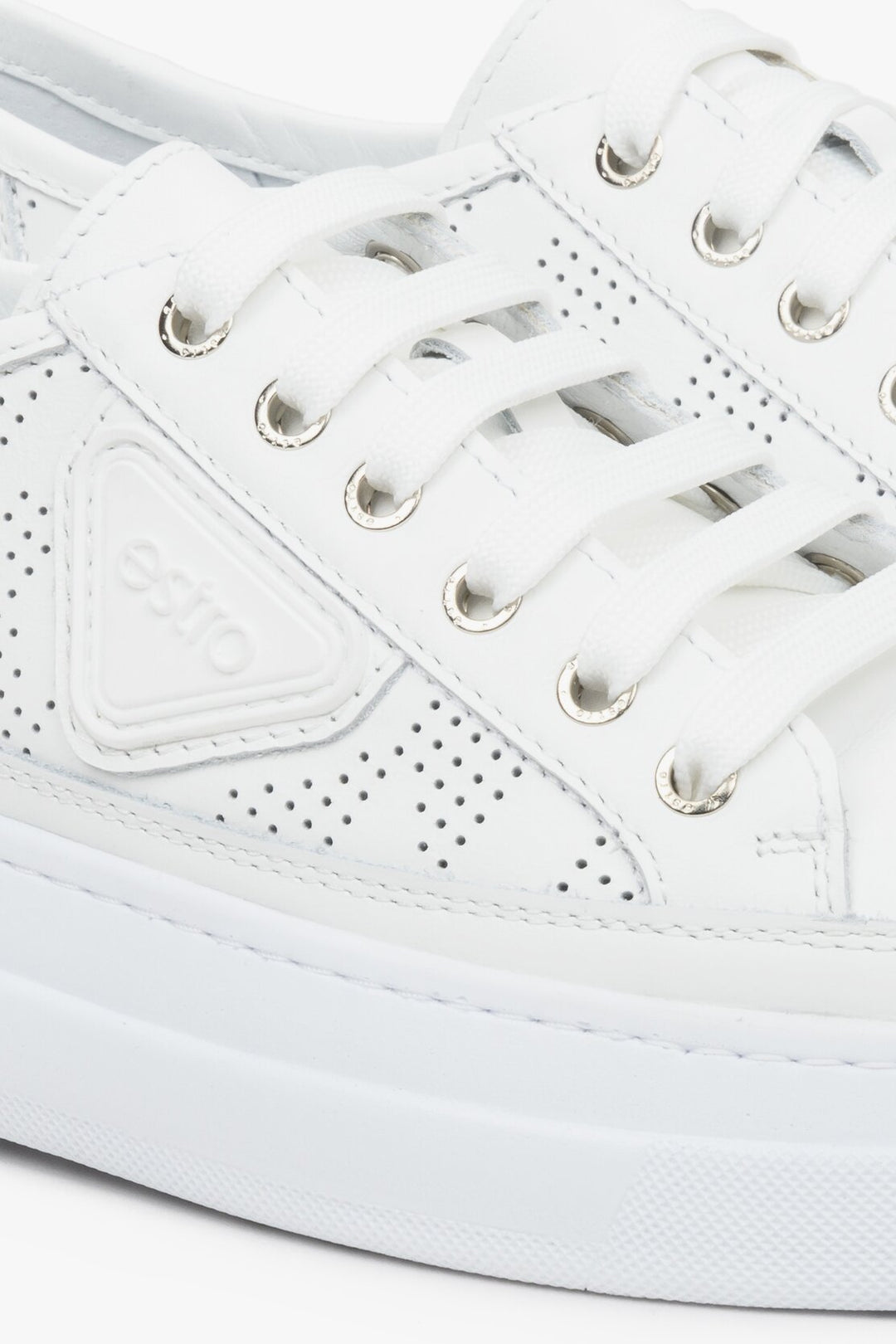 Białe trampki damskie ze skóry naturalnej z perforacją na lato Estro ER00112847