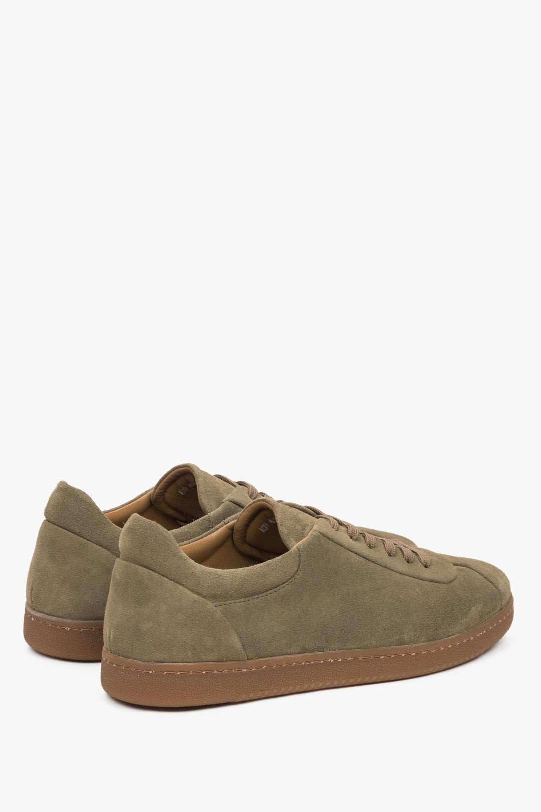Trampki męskie Estro w militarnym kolorze khaki, wykonane z włoskiego weluru naturalnego Premium - zbliżenie na zapiętek.