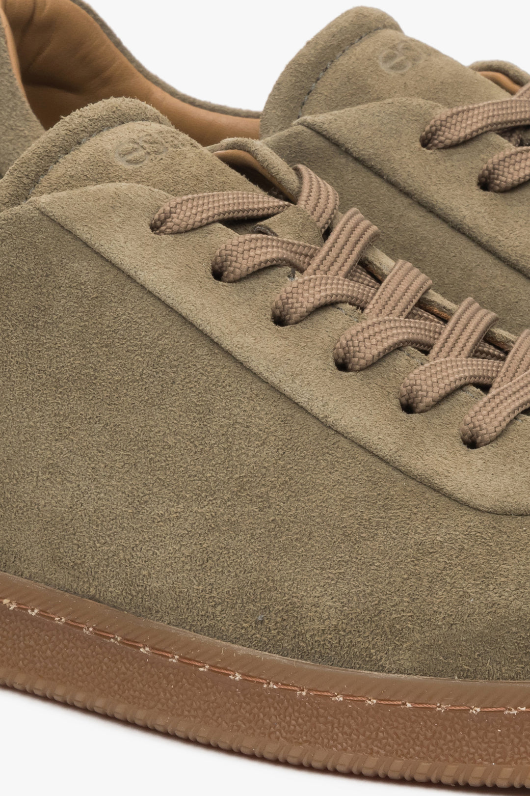 Trampki męskie Estro w militarnym kolorze khaki, wykonane z włoskiego weluru naturalnego Premium - detale.
