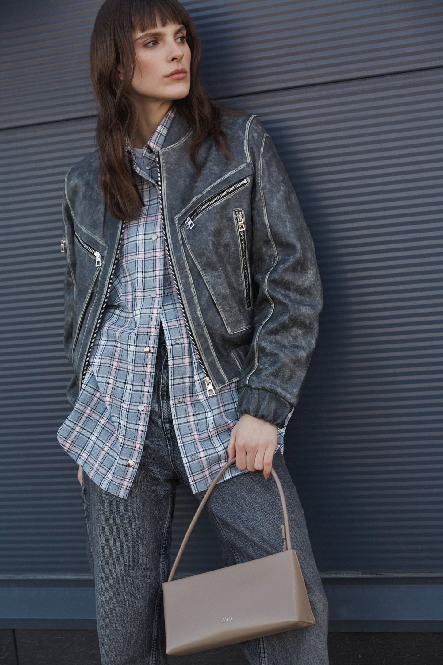 Beżowa torebka damska na ramię ze skóry Estro ER00114447