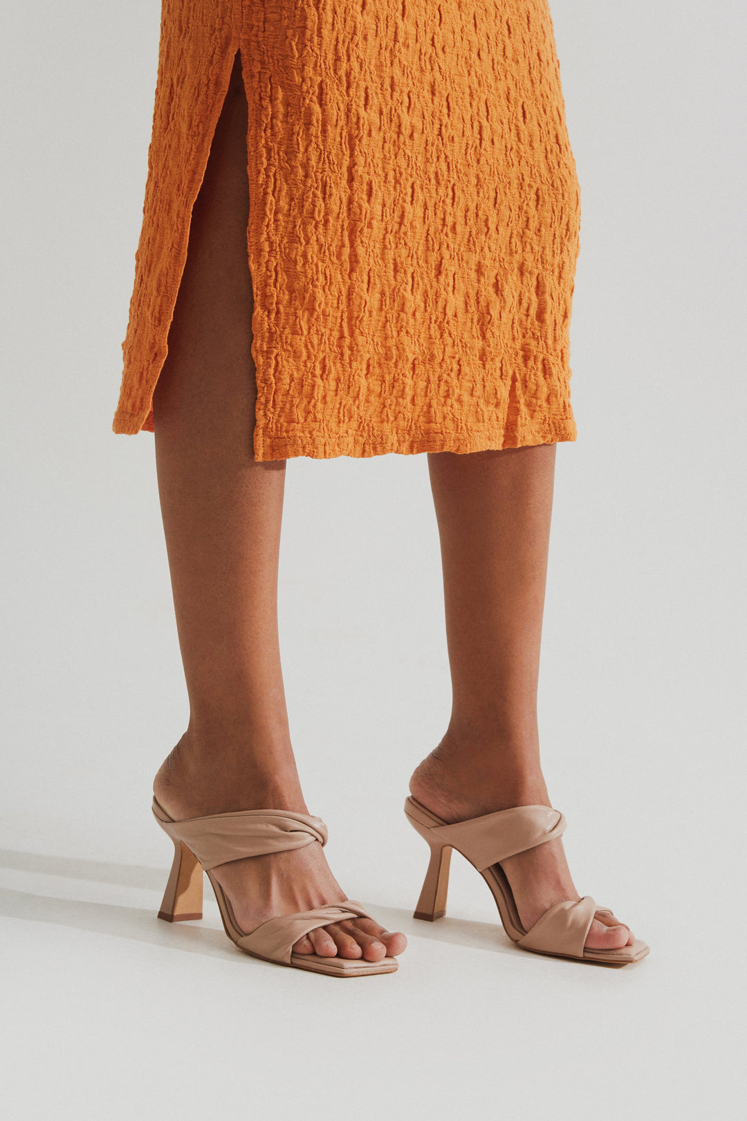 Beżowe klapki damskie na słupku z plecionymi paskami Estro ER00112884