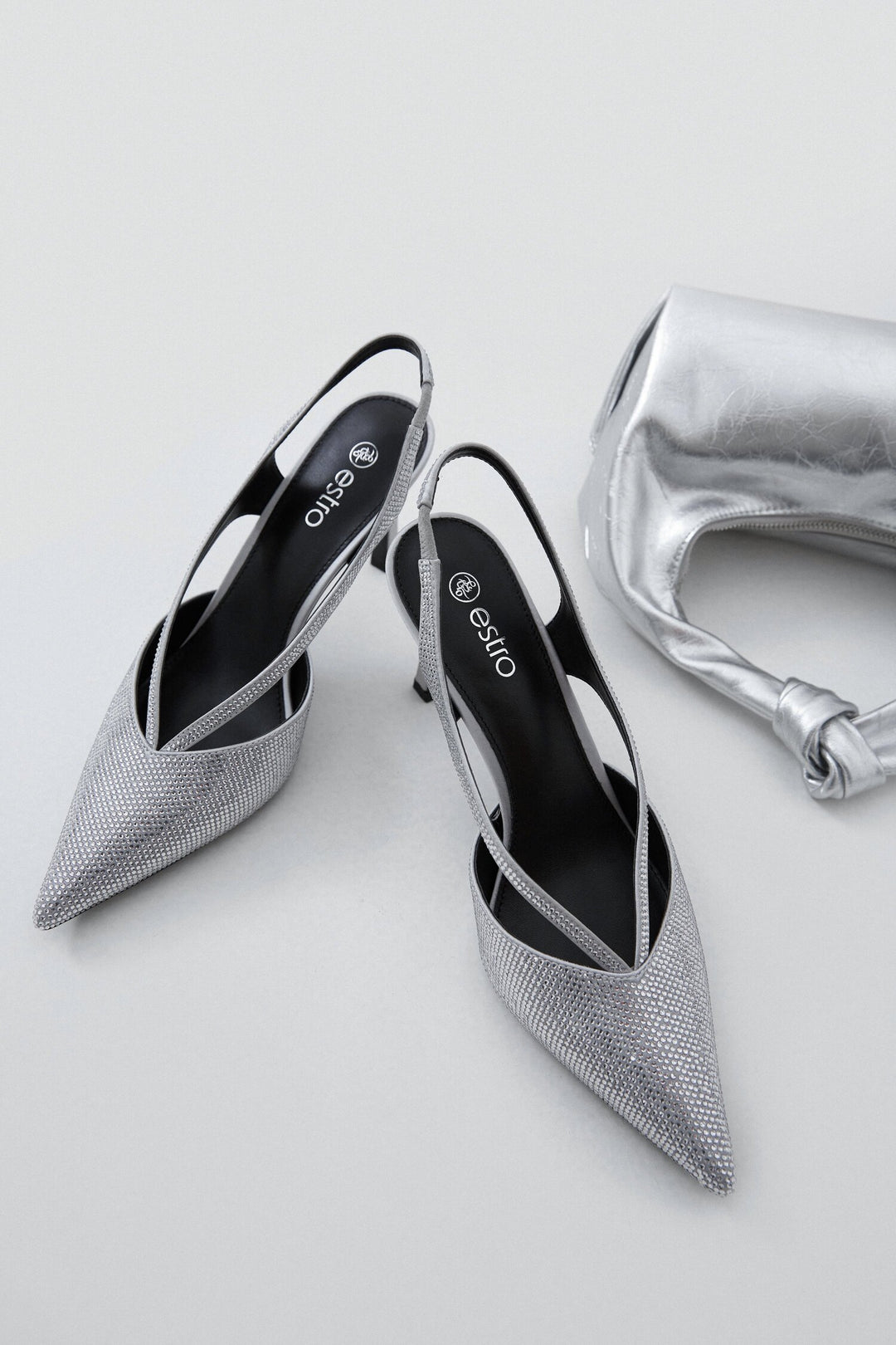 Srebrne czółenka damskie typu slingback z kryształkami Estro ER00114305