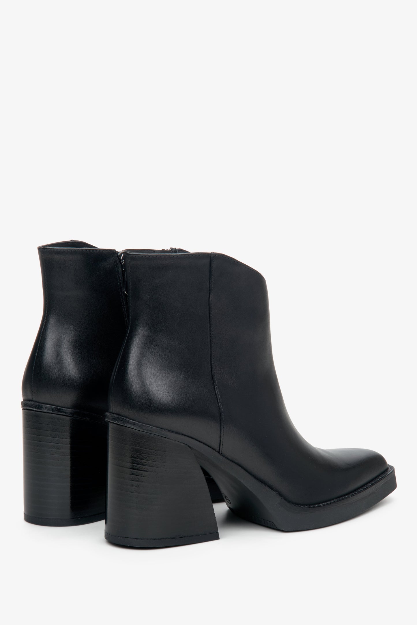 Botki damskie na obcasie ze skóry w kolorze czarnym - zbliżenie na tył modelu.