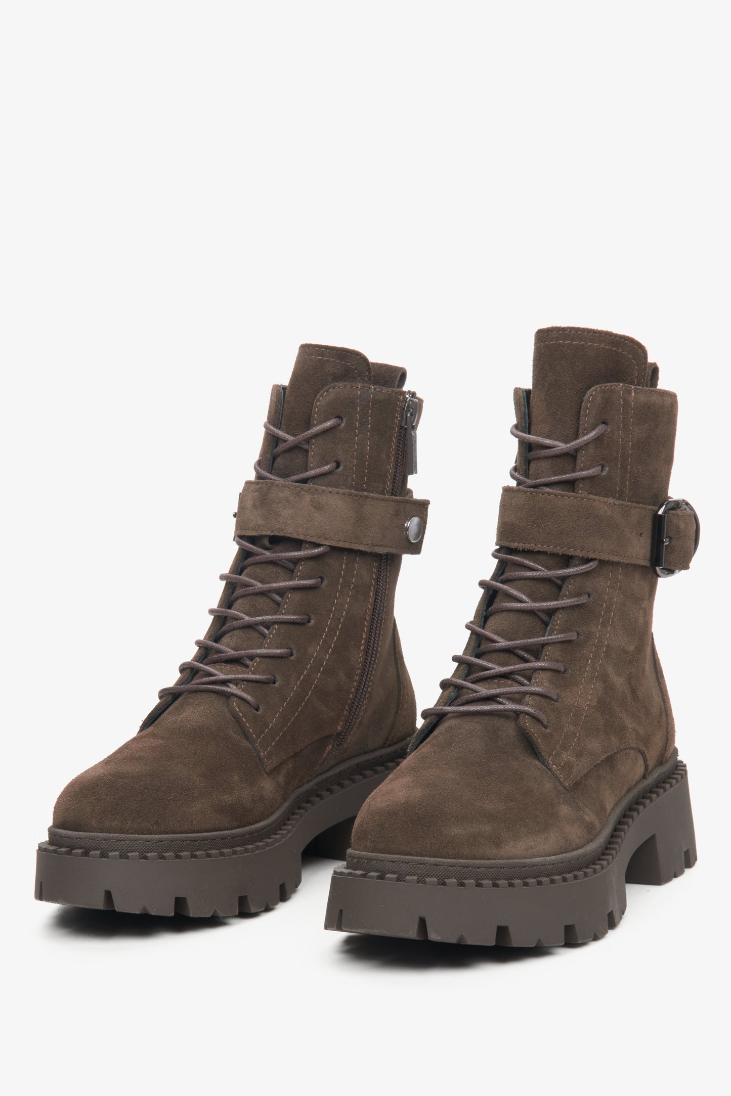 Workery damskie ciemnobrązowe zimowe Estro ze weluru naturalnego ze sznurowaniem i suwakiem oraz klamrą ozdobną - zbliżenie na przód buta.