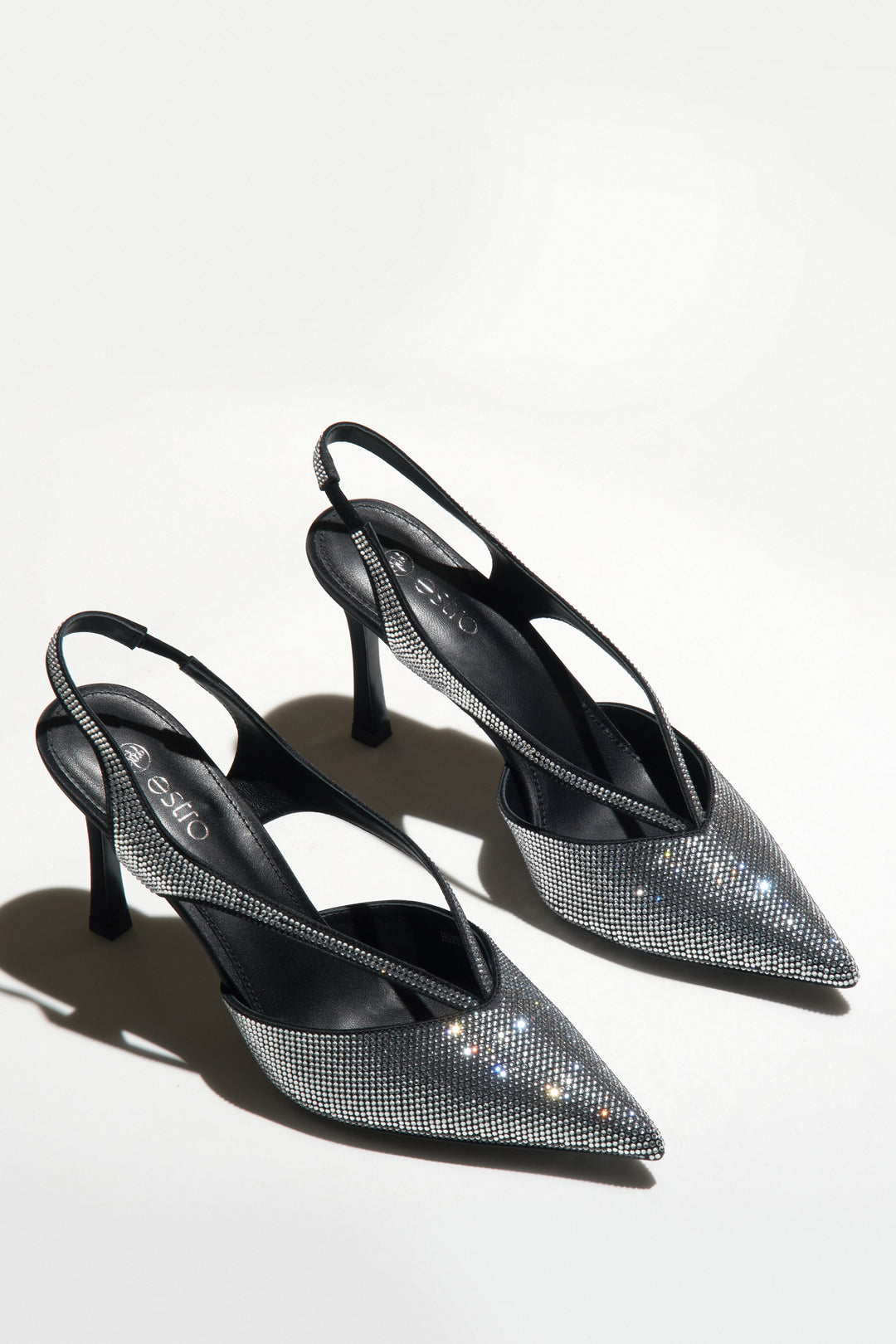 Czółenka typu slingback w kolorze czarnym Estro.