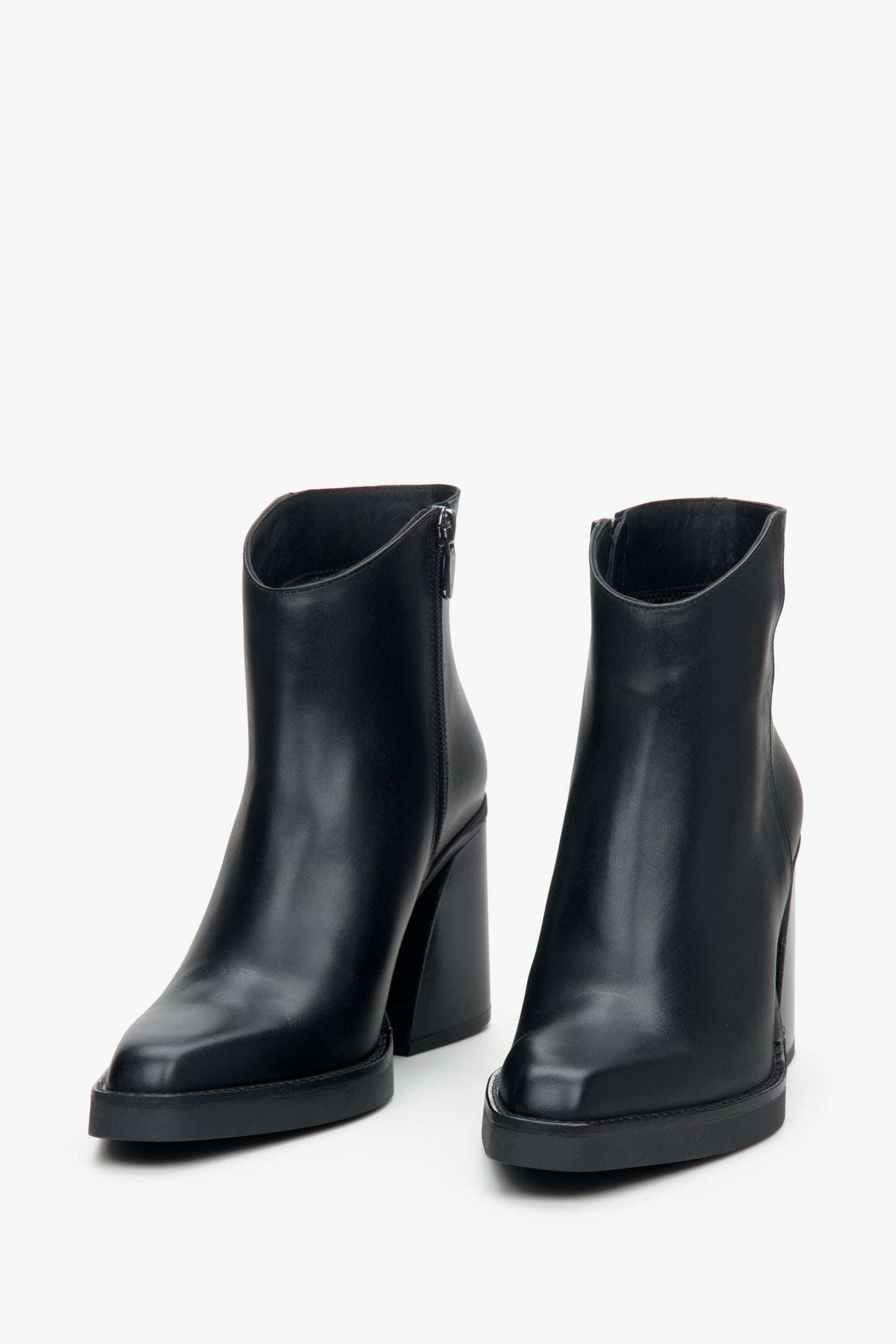 Damskie czarne botki na obcasie ze skóry naturalnej Estro - prezentacja czubka buta.