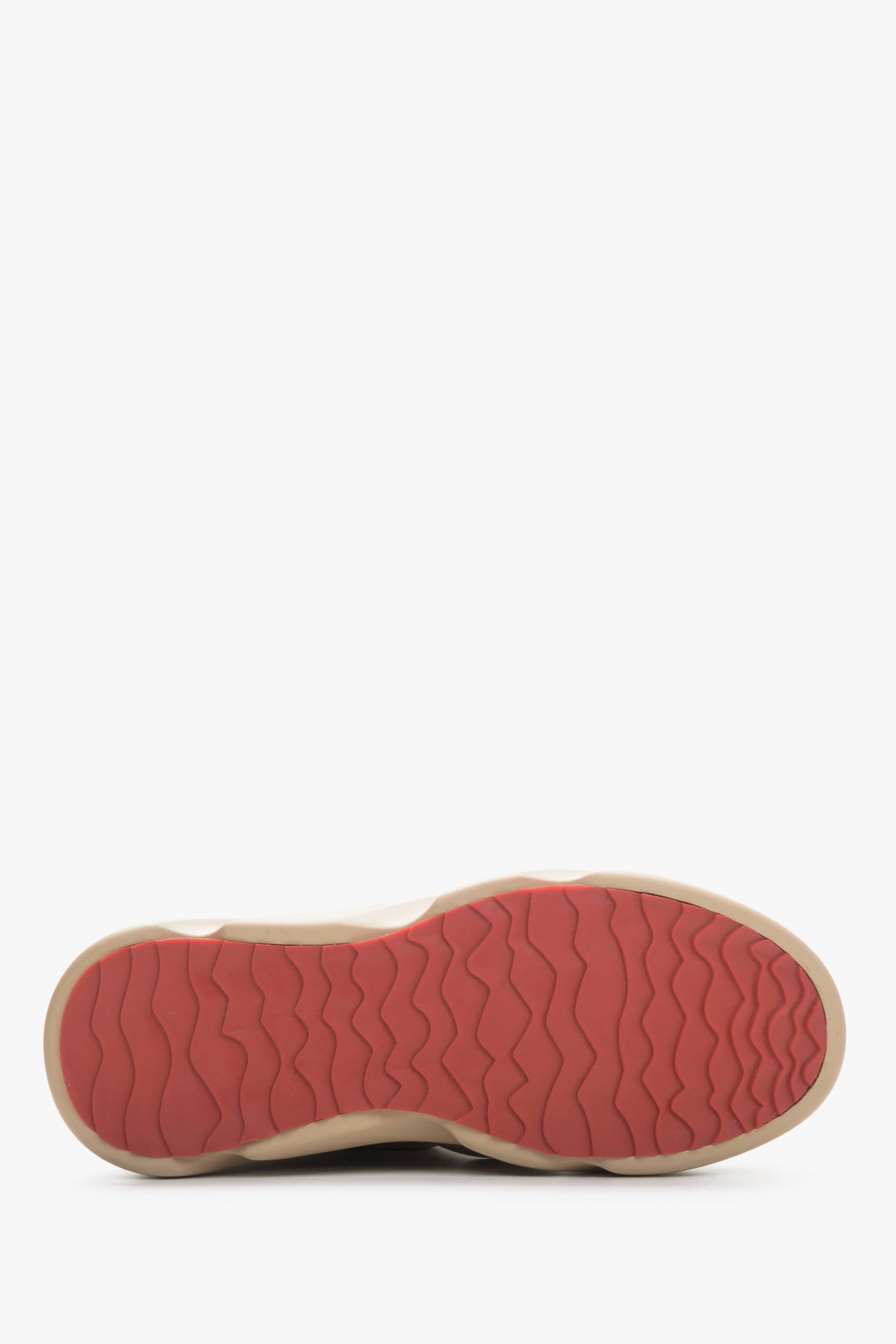 Damskie, skórzane śniegowce w kolorze beżowym Estro - zbliżenie na podeszwę buta.